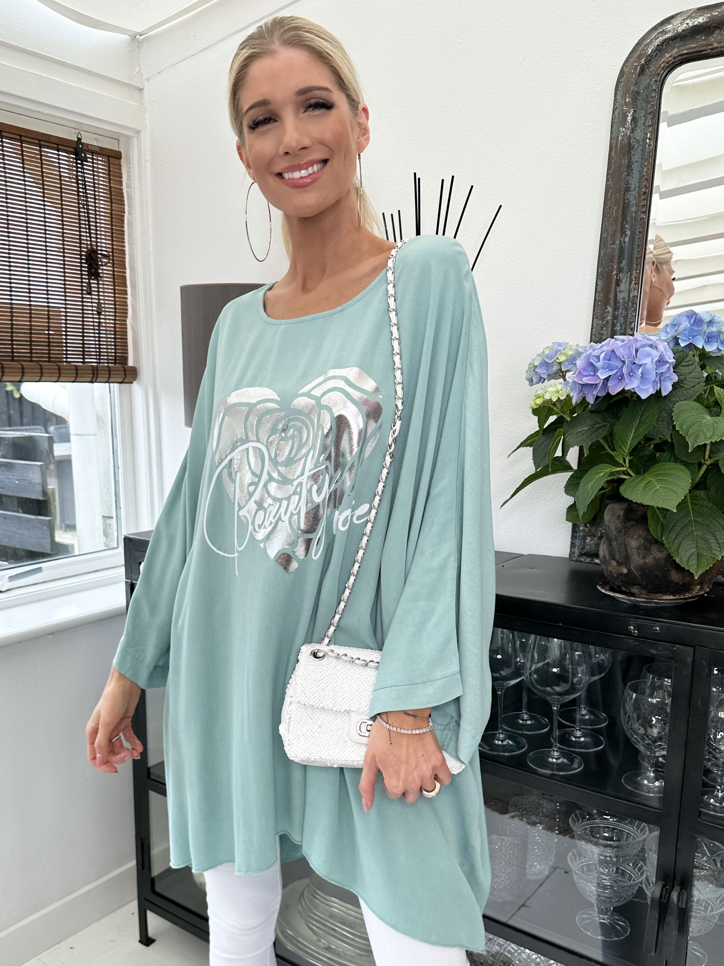 Flavia - T-shirt med silvertryck och fladdermusärmar