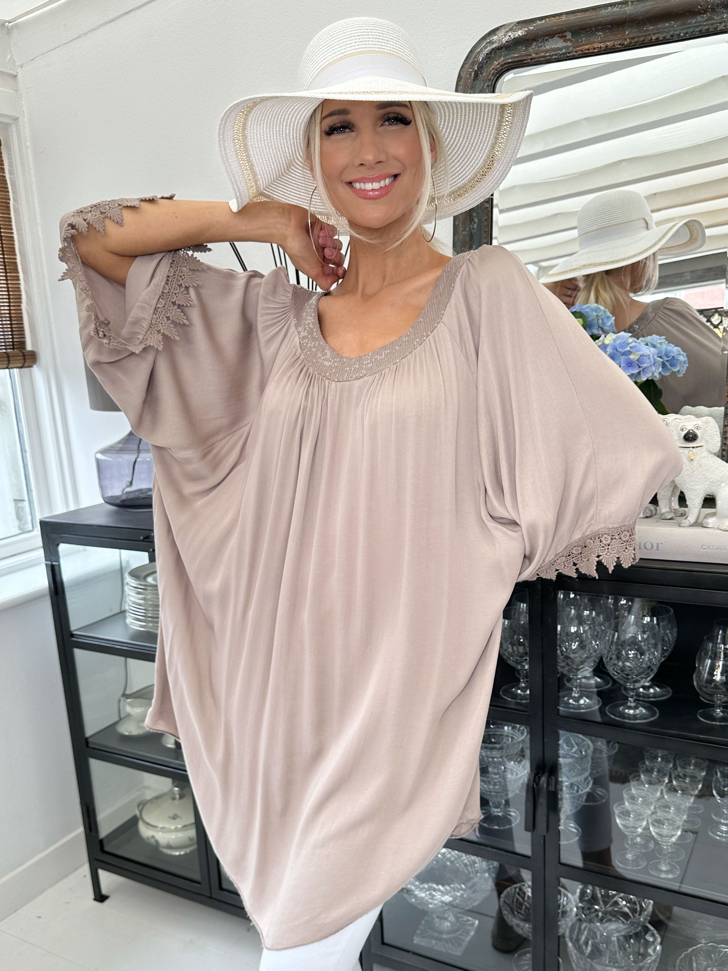 Dolores - Tunikaklänning med paljetter och broderier på ärmen