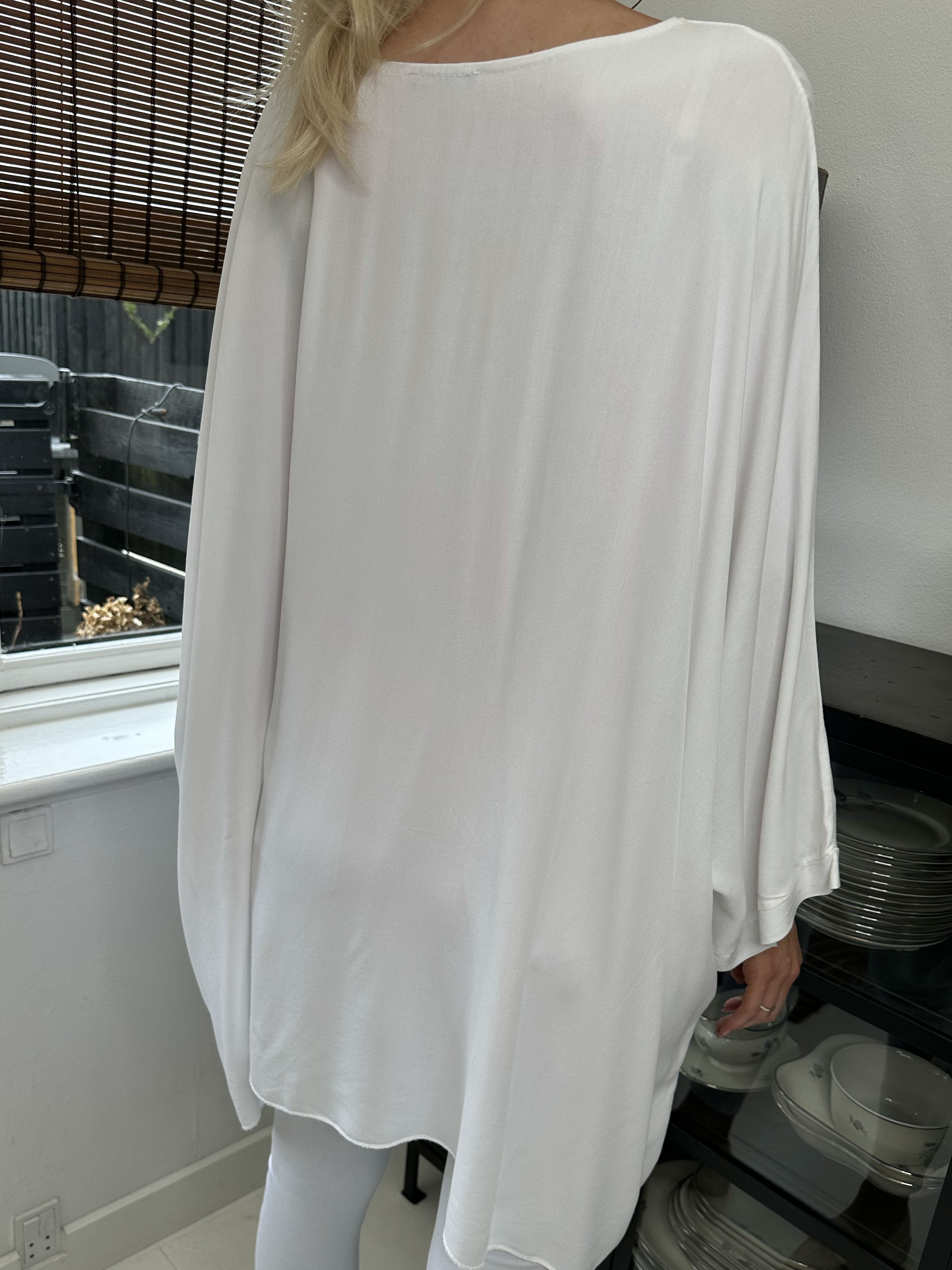 Flavia - T-shirt med silvertryck och fladdermusärmar