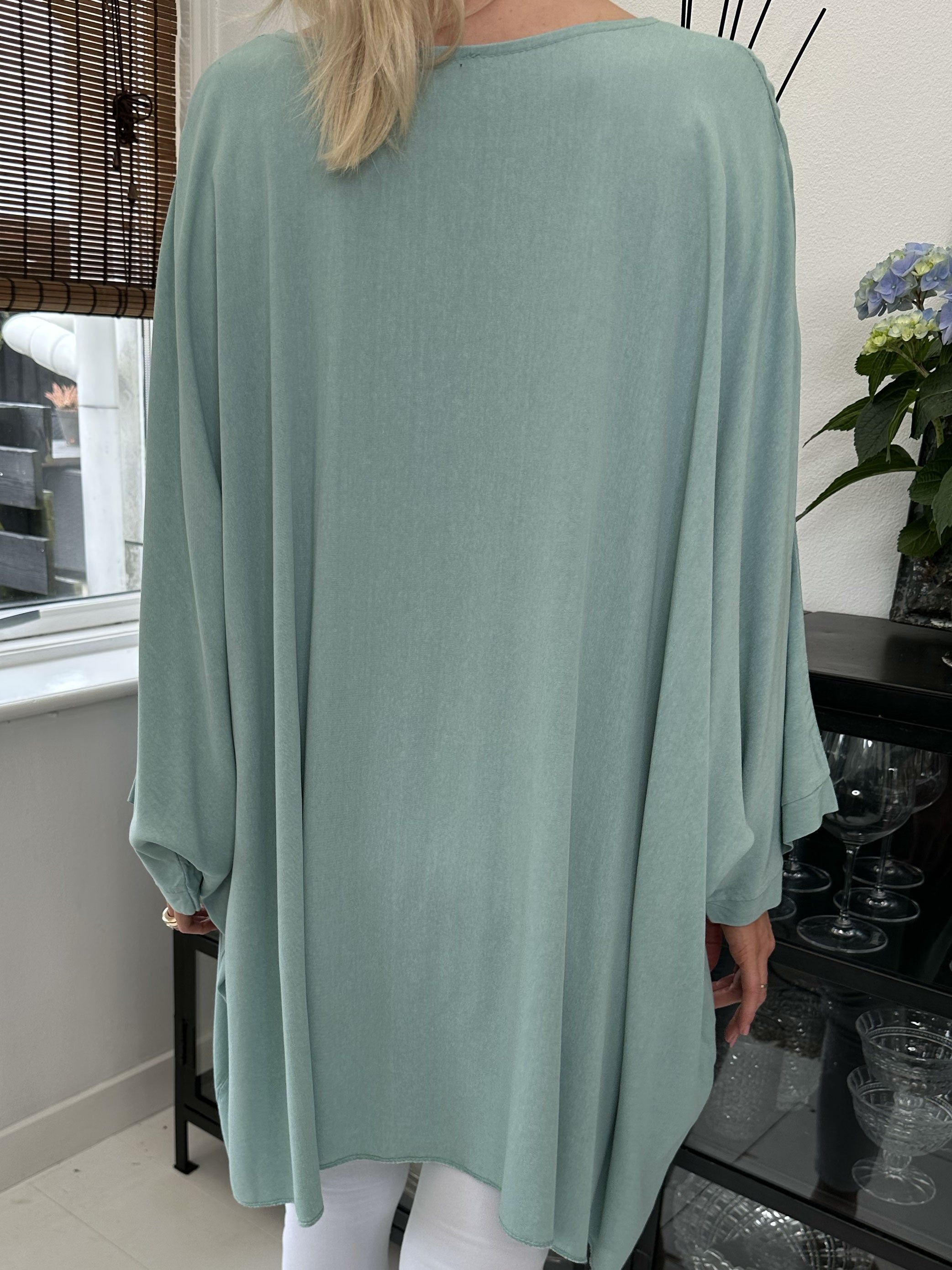 Flavia - T-shirt med silvertryck och fladdermusärmar