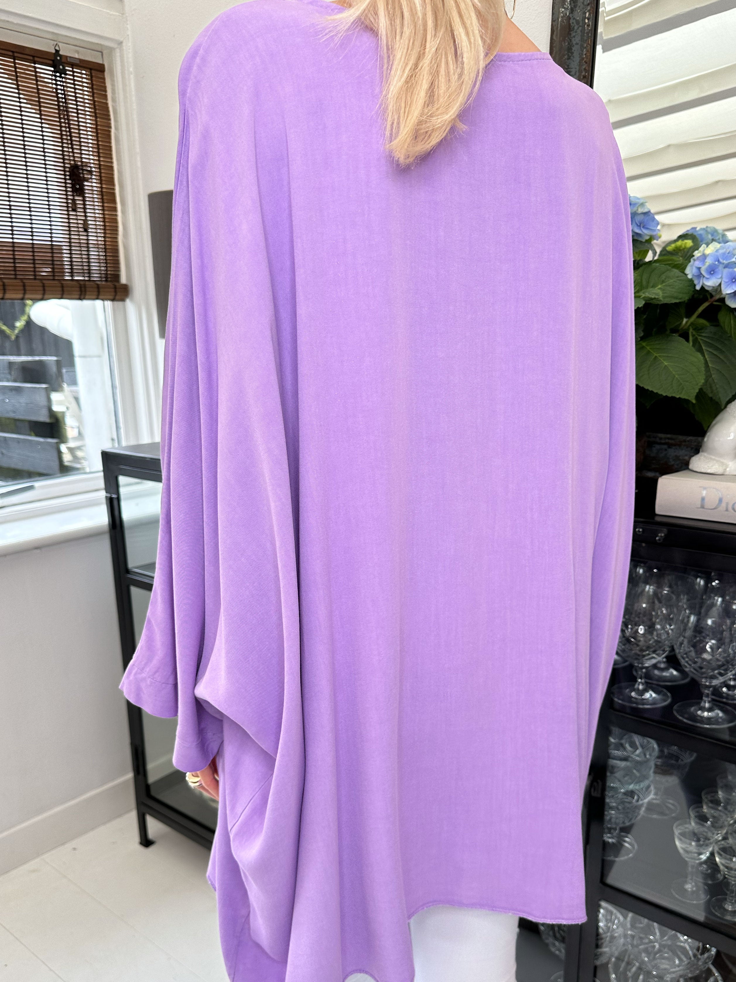 Flavia - T-shirt med silvertryck och fladdermusärmar