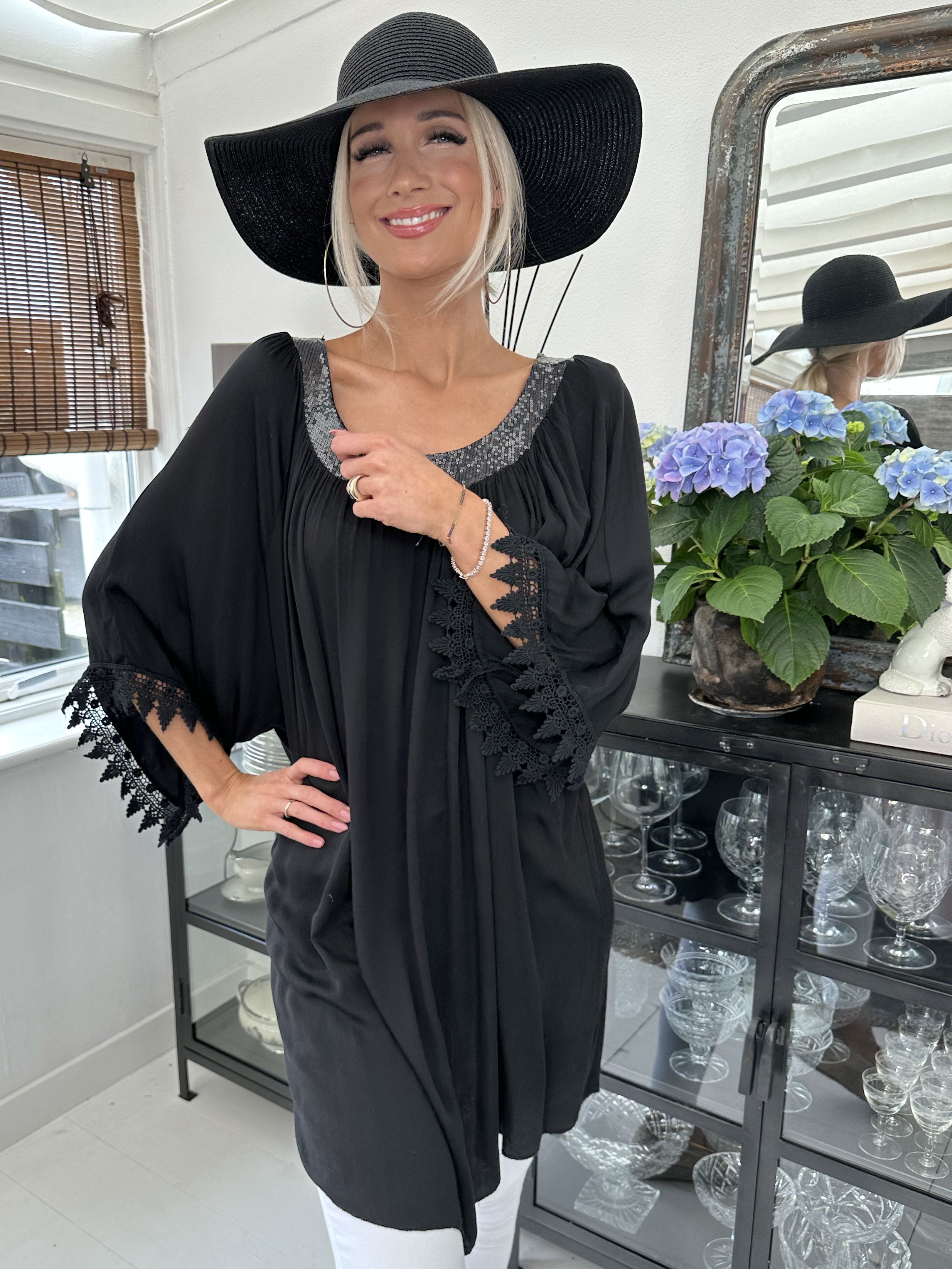 Dolores - Tunikaklänning med paljetter och broderier på ärmen