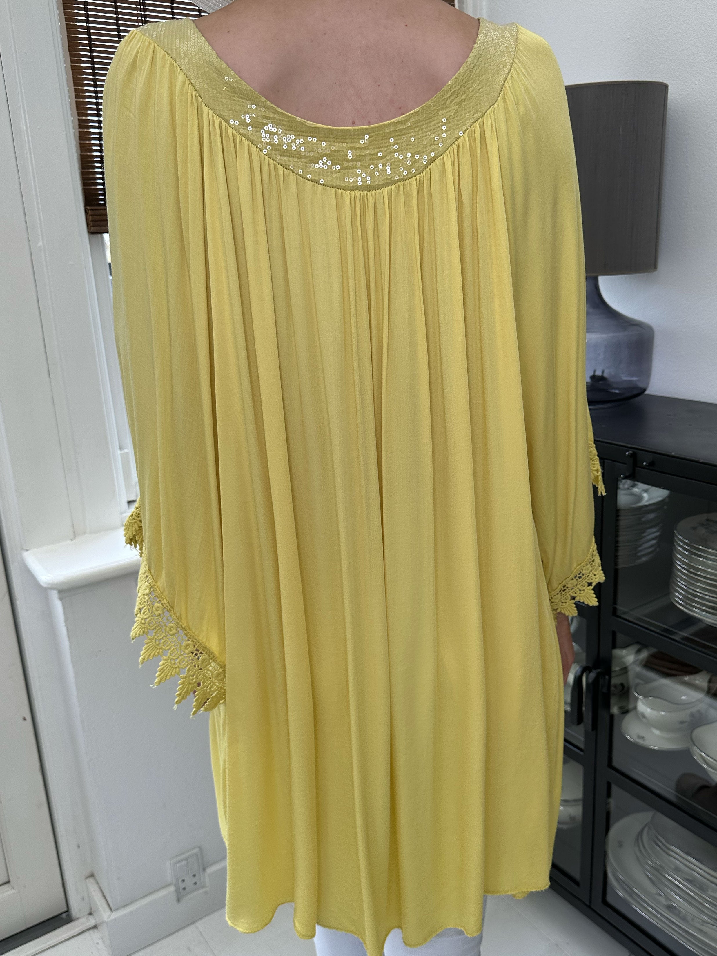 Dolores - Tunikaklänning med paljetter och broderier på ärmen