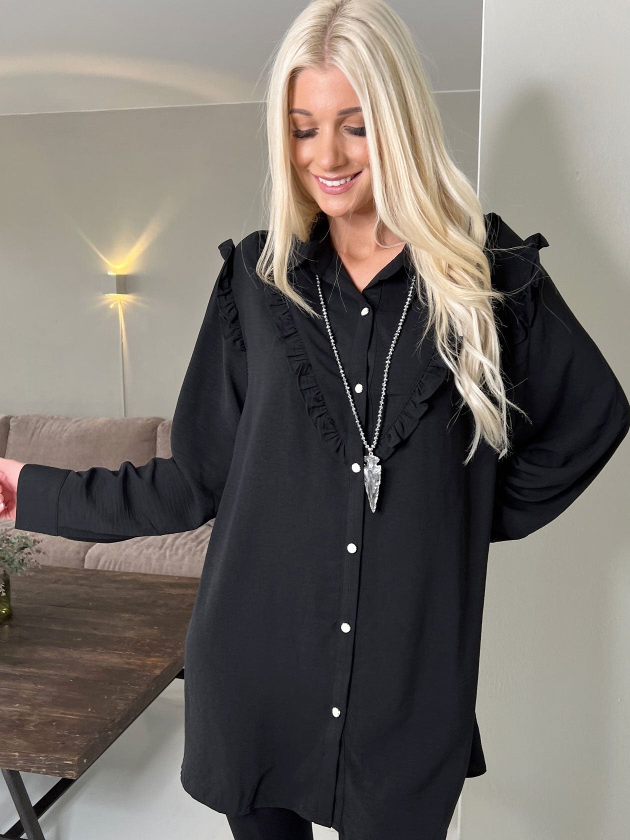 Ada - Söt skjorta med volangkanter - Black