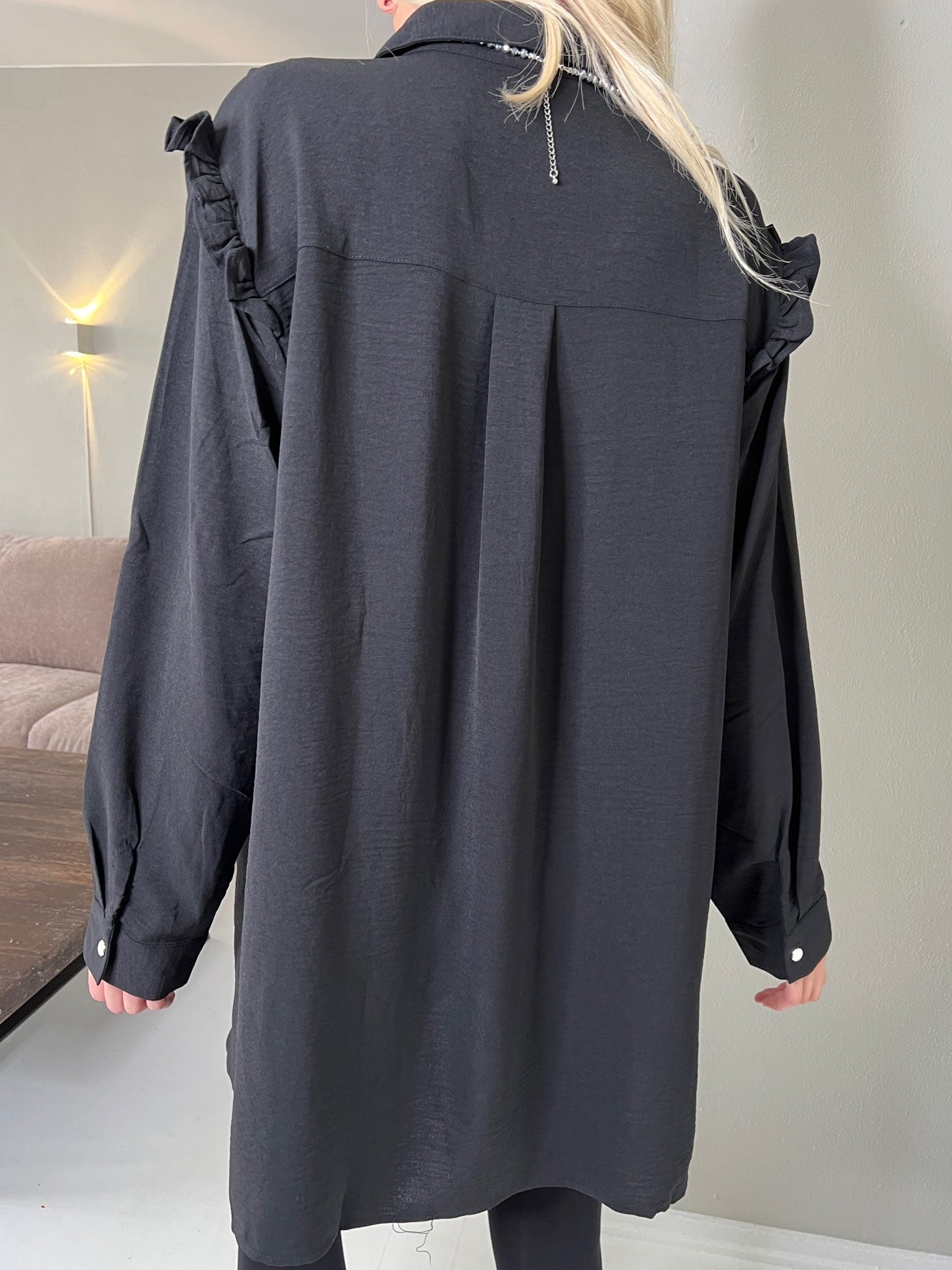 Ada - Söt skjorta med volangkanter