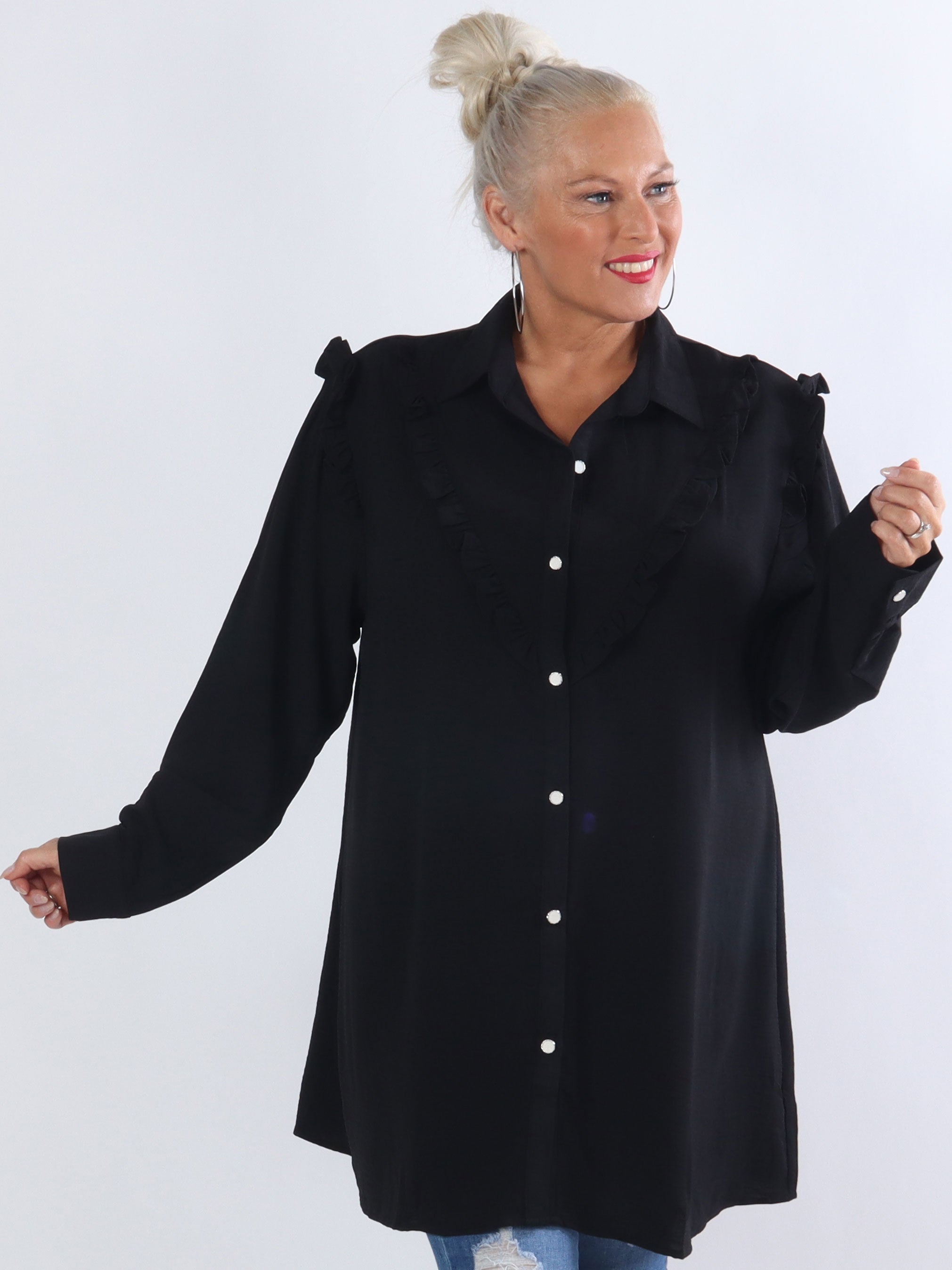 Ada - Fin skjorta i stora storlekar med volanger - Black