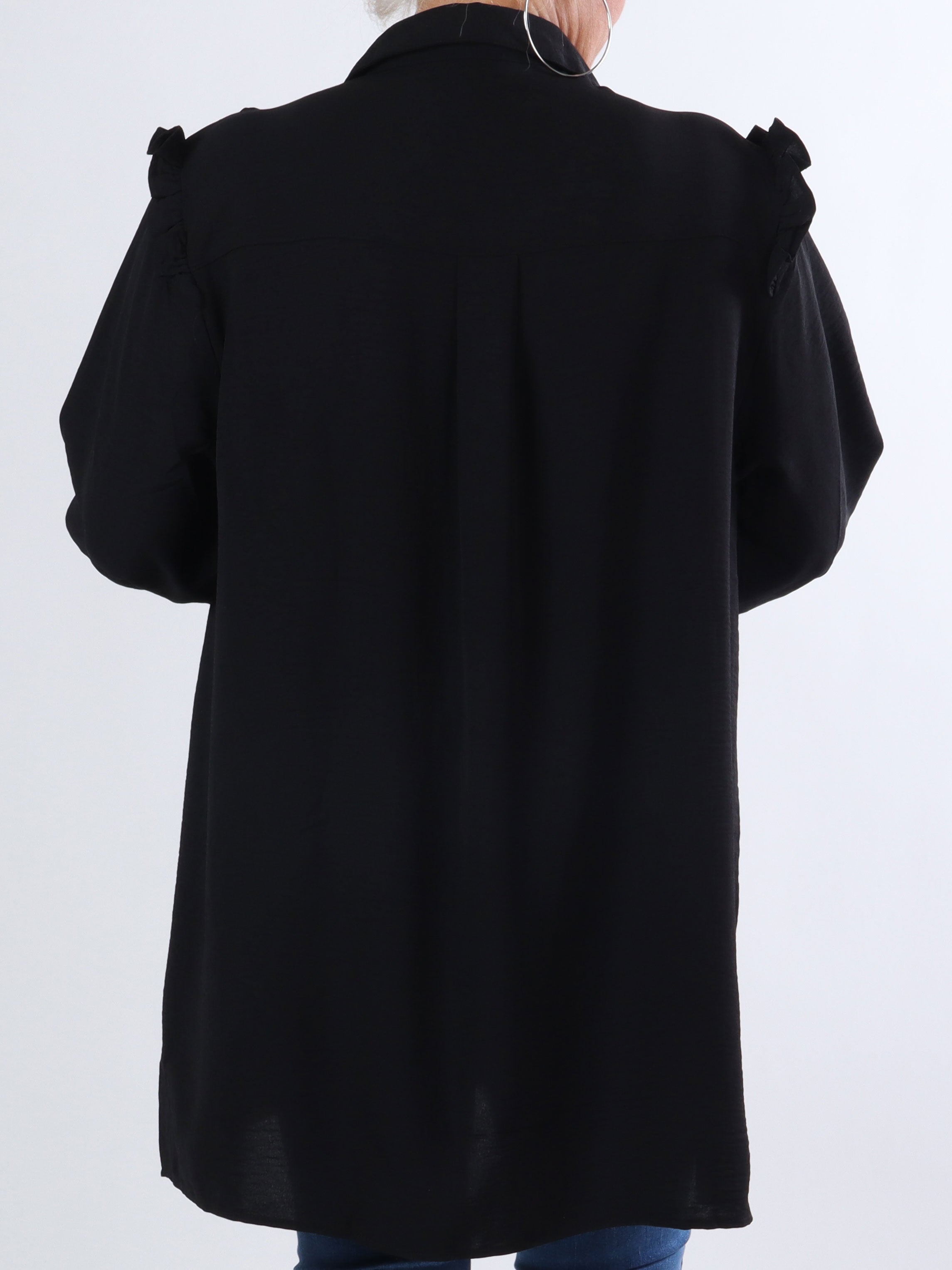 Ada - Fin skjorta i stora storlekar med volanger