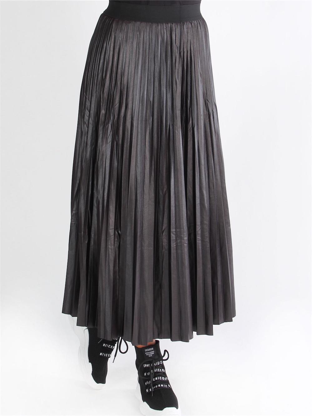 Adara - Svart plisserad kjol i läderlook