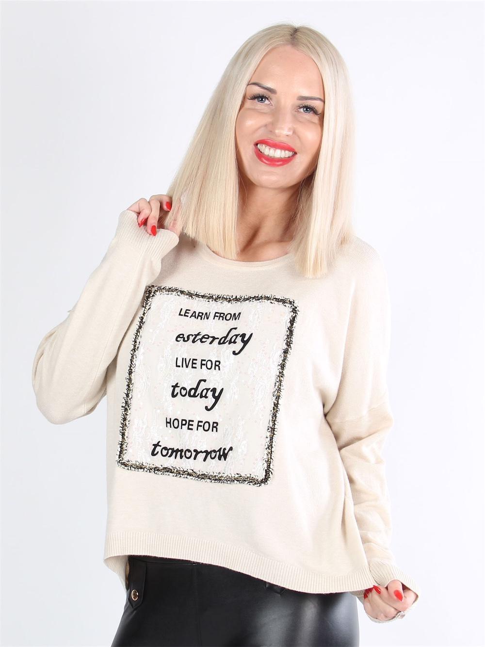 Addi - Feminin stickad blus med text och spets framtill