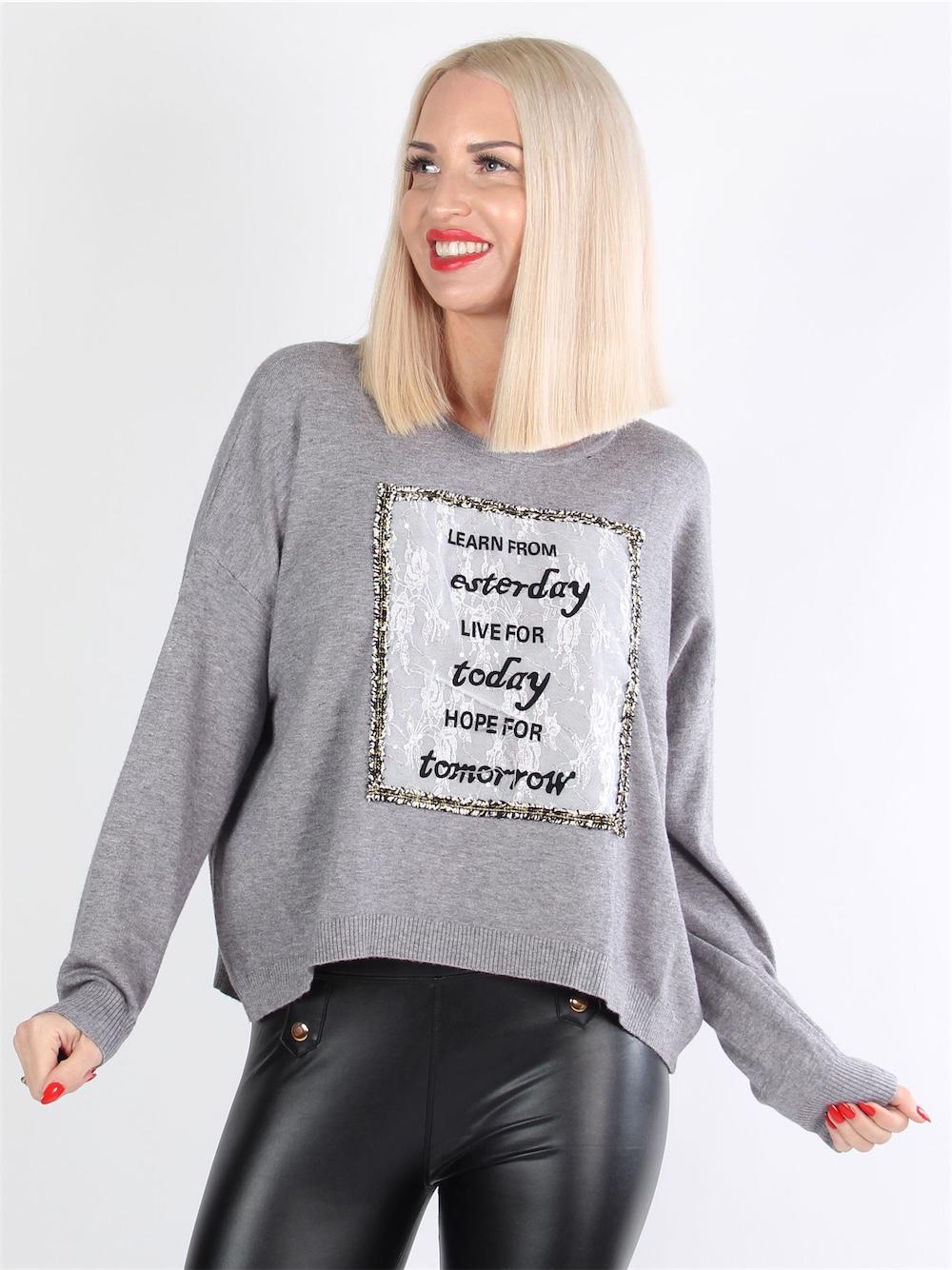 Addi - Feminin stickad blus med text och spets framtill