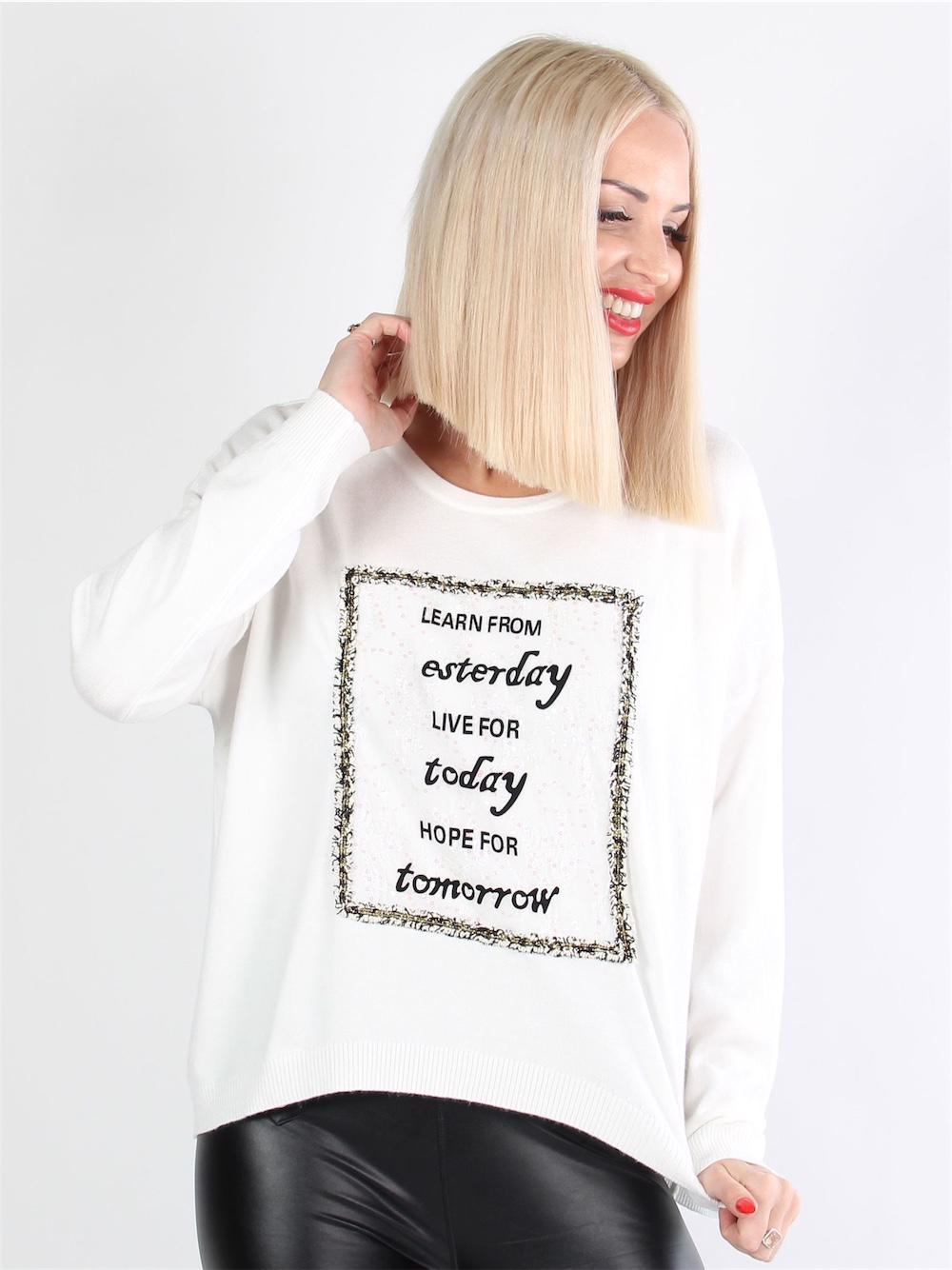 Addi - Feminin stickad blus med text och spets framtill