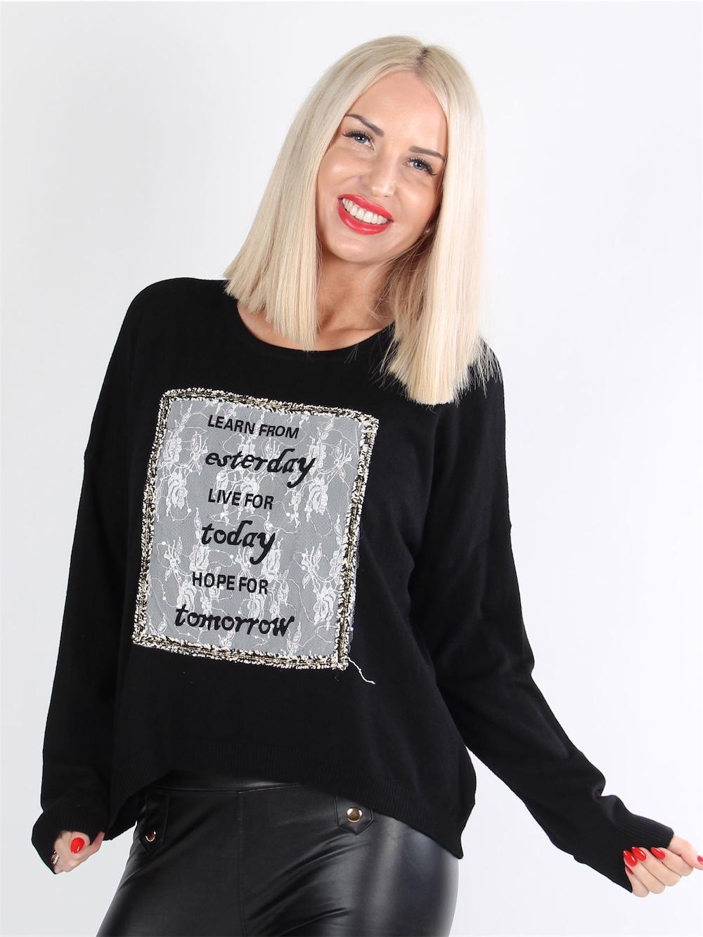 Addi - Feminin stickad blus med text och spets framtill
