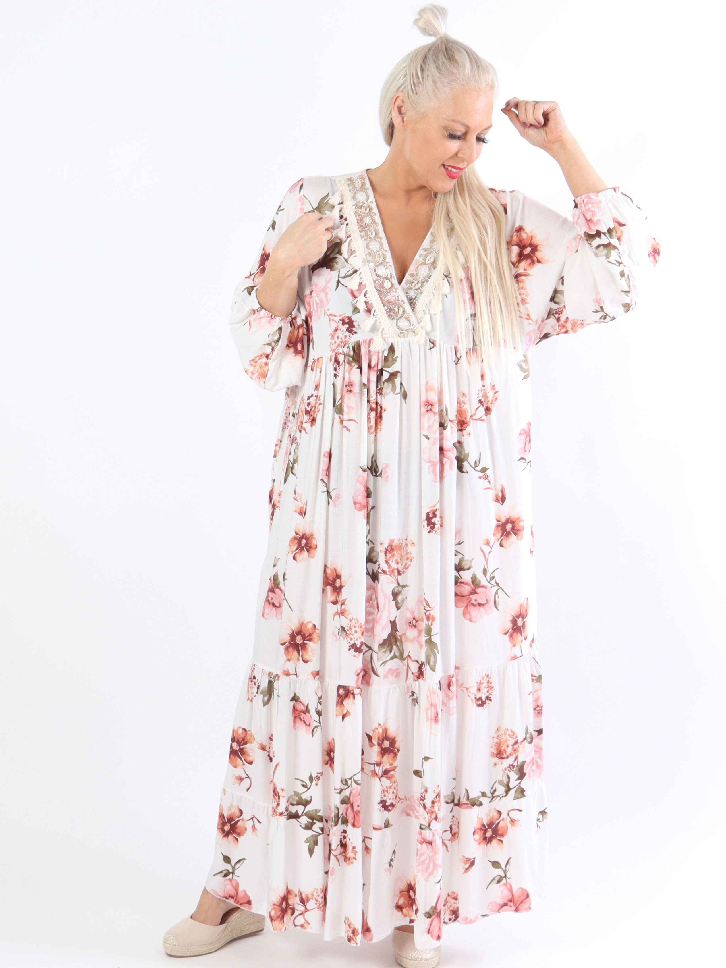 Adelaida Flower - Plus size klänning med snäckor och fransar