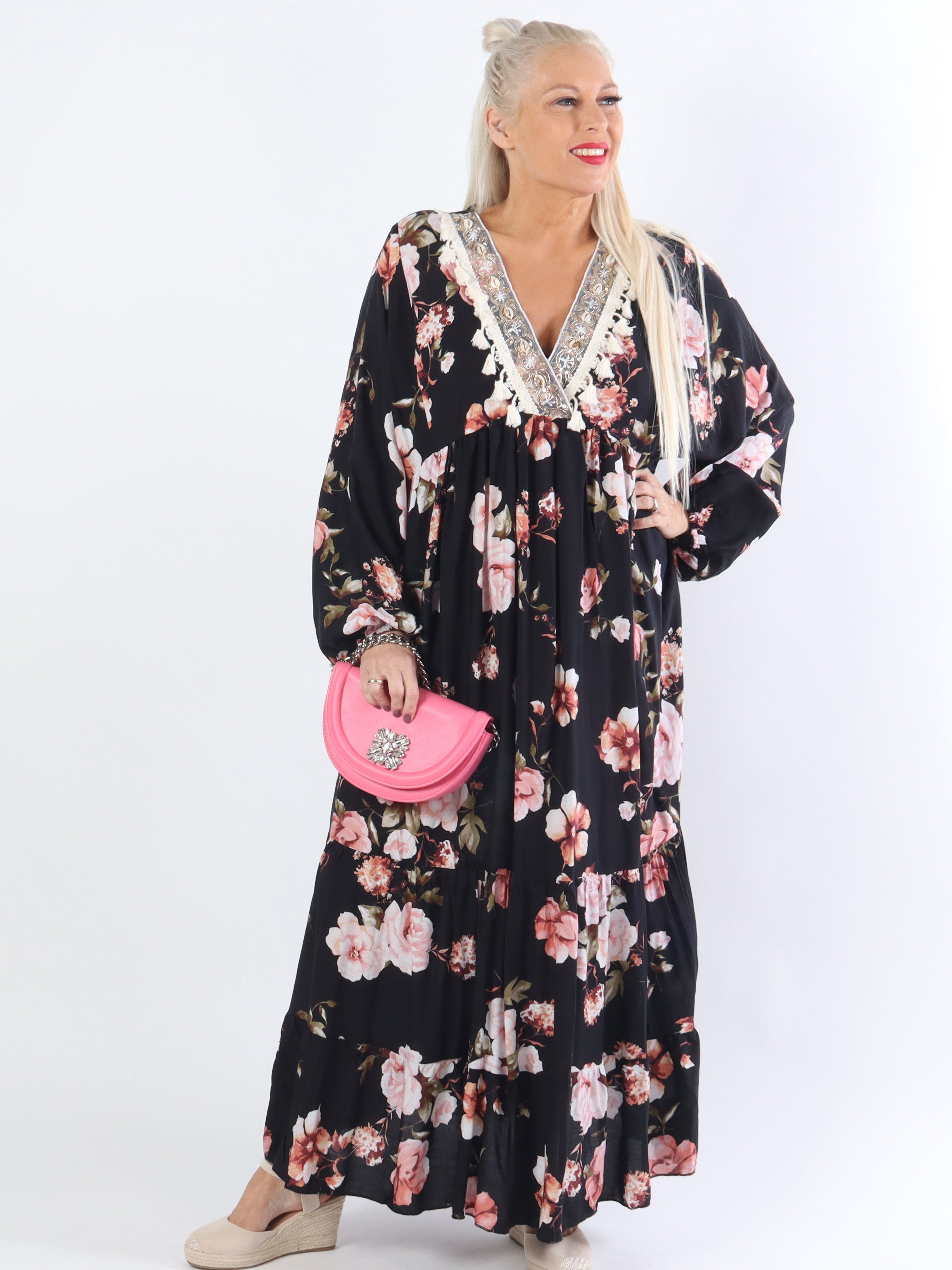 Adelaida Flower - Plus size klänning med snäckor och fransar