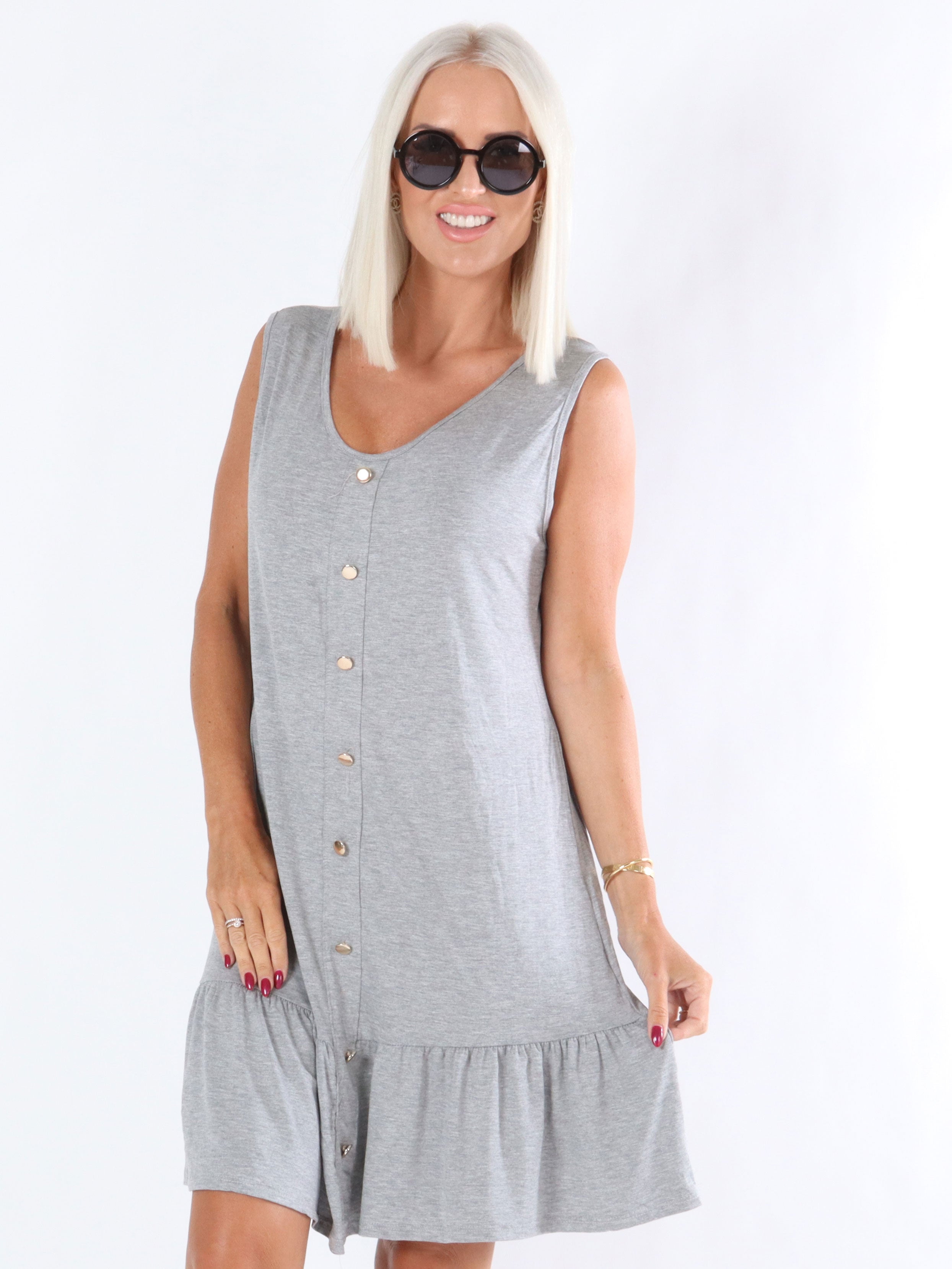 Adele - Klänning med dekorativa guldknappar och volangkant