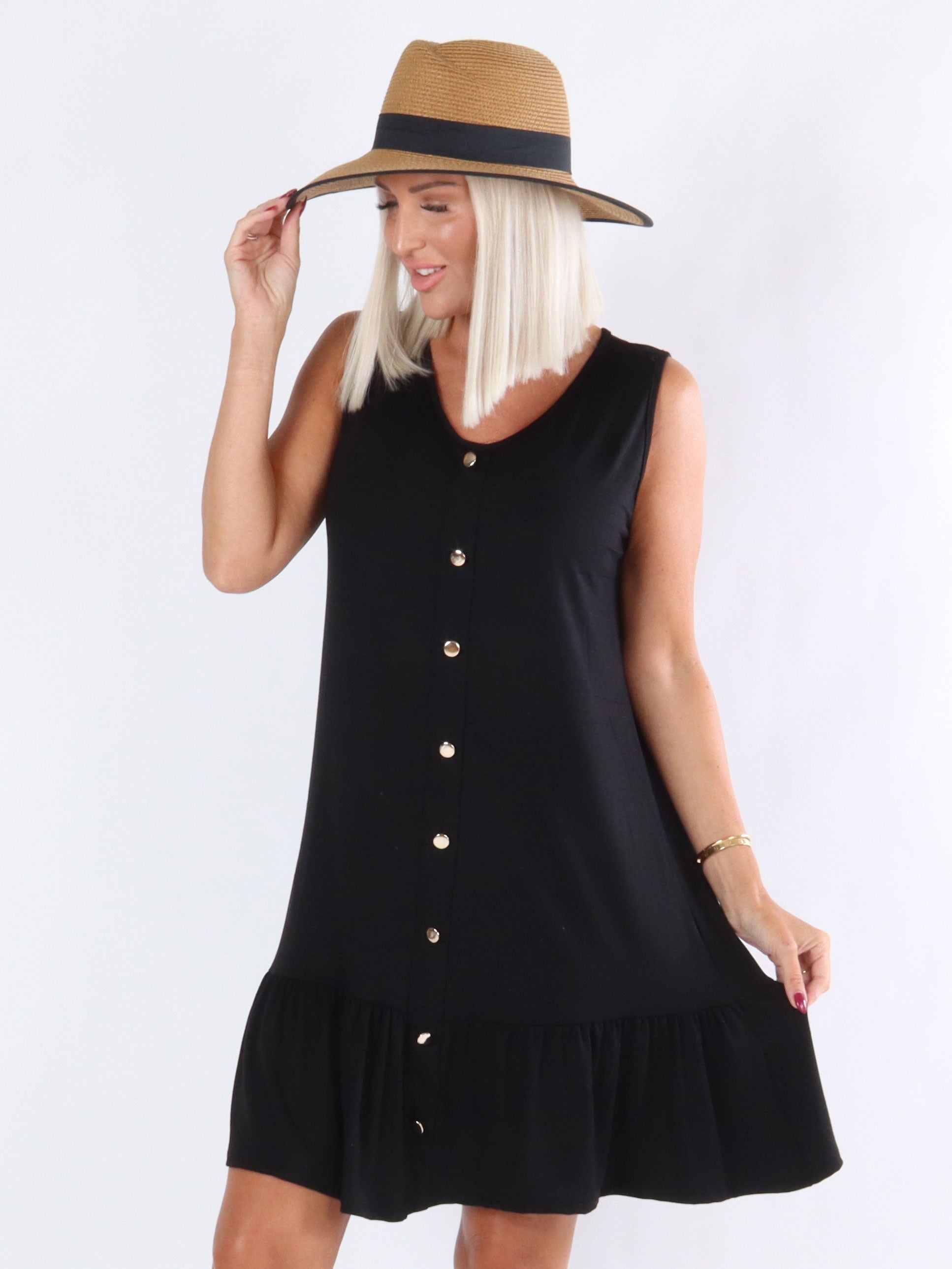 Adele - Klänning med dekorativa guldknappar och volangkant