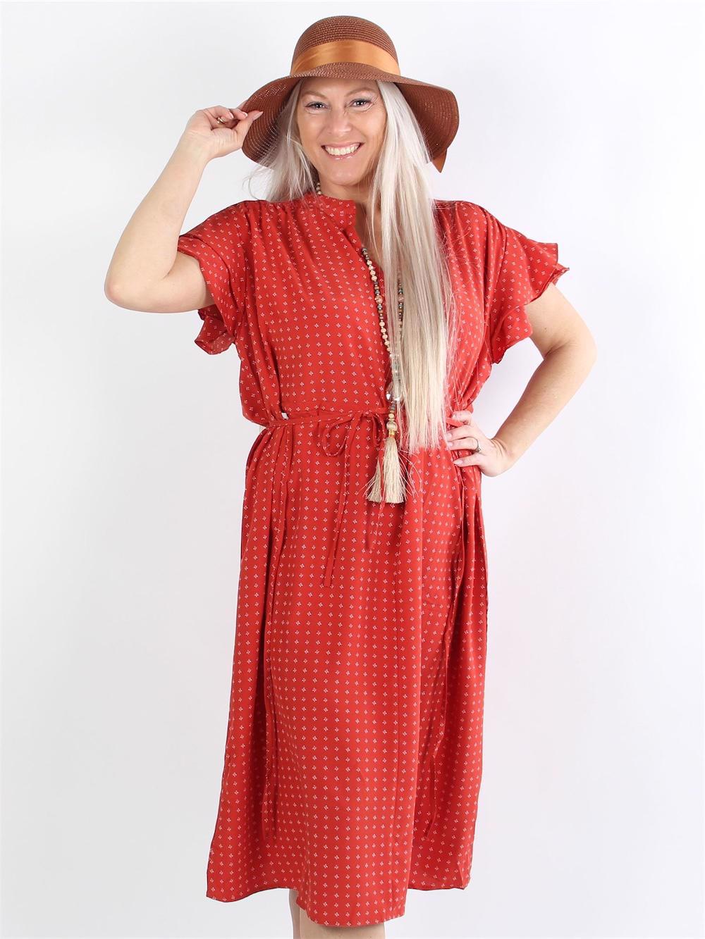 Adelita - Klänning med vitt mönster, volangärmar och band i midjan