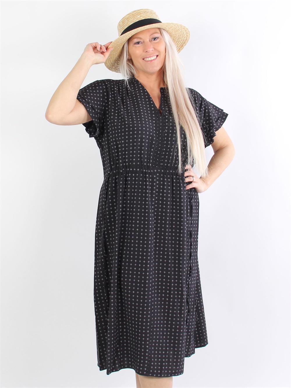 Adelita - Klänning med vitt mönster, volangärmar och band i midjan