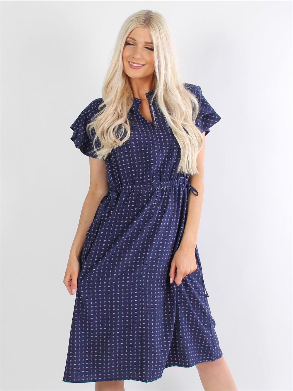 Adelita - Klänning med vitt mönster, volangärmar och band i midjan