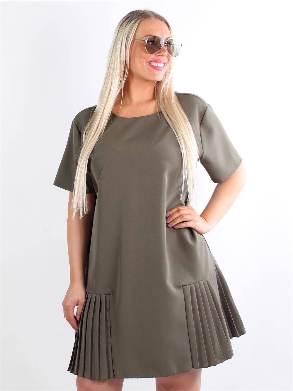 Adilena - Armégrön klänning i en form med volangdetaljer
