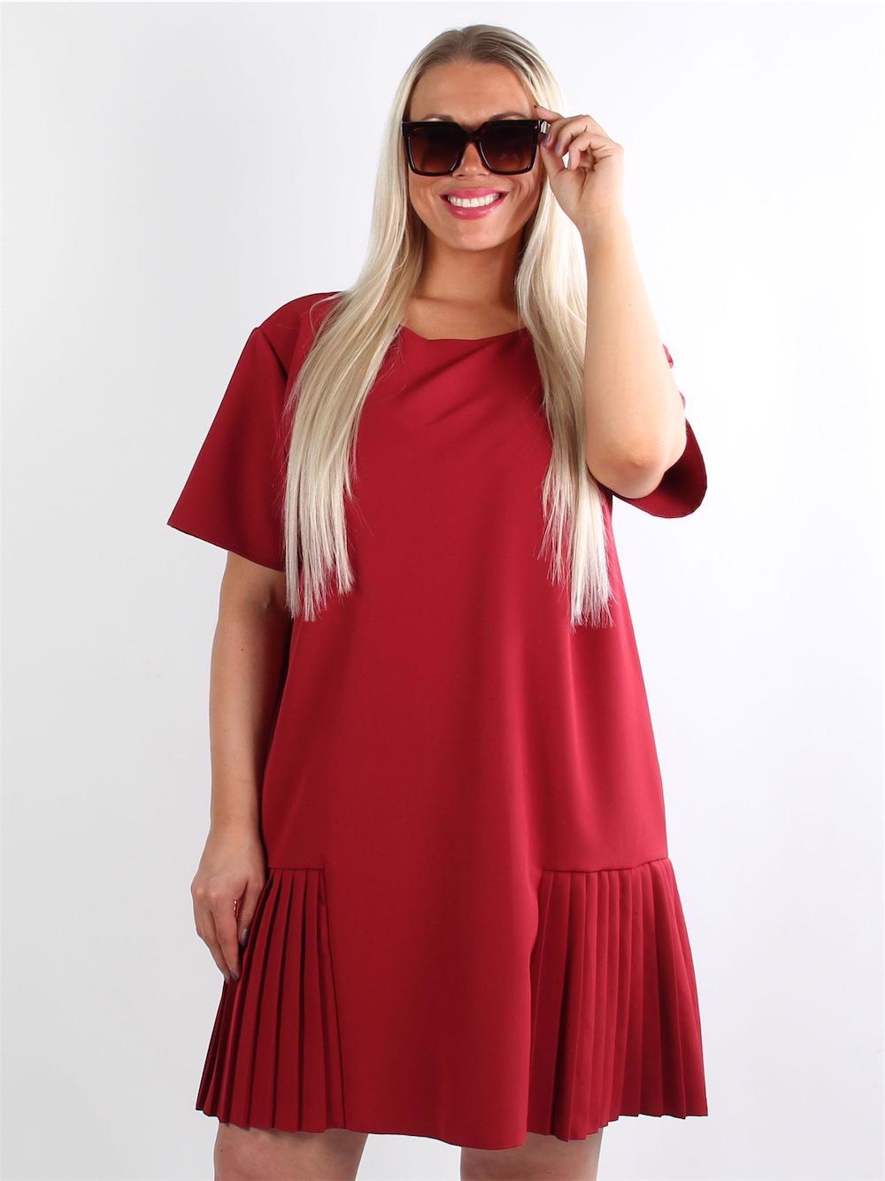 Adilena - Armégrön klänning i en form med volangdetaljer