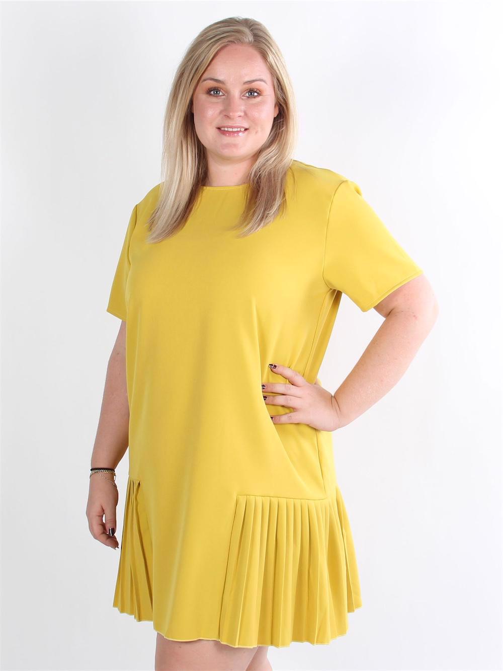 Adilena - Armégrön klänning i en form med volangdetaljer