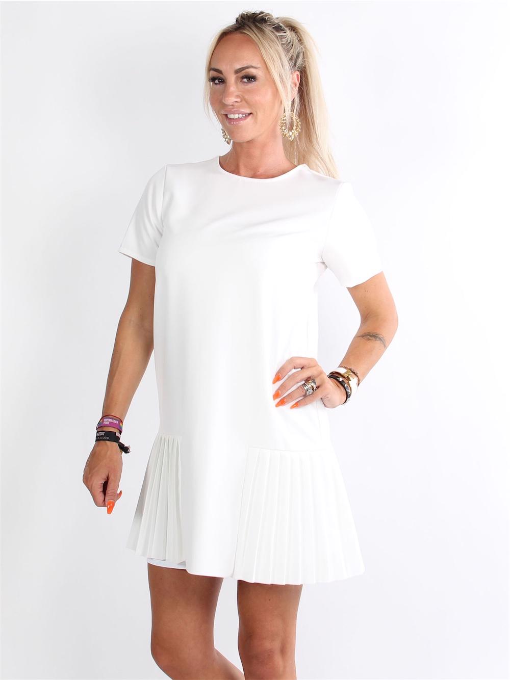 Adilena - Militärgrön klänning i A-form med volangdetaljer