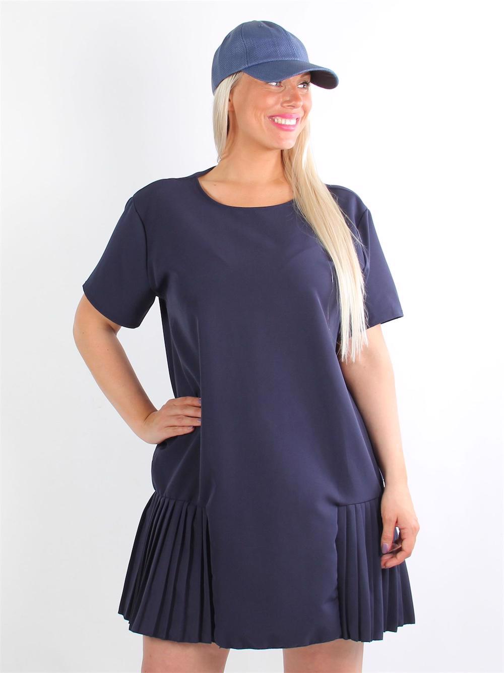 Adilena - Armégrön klänning i en form med volangdetaljer