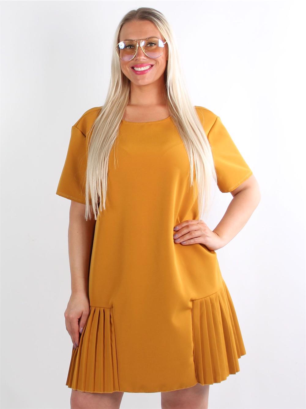 Adilena - Armégrön klänning i en form med volangdetaljer