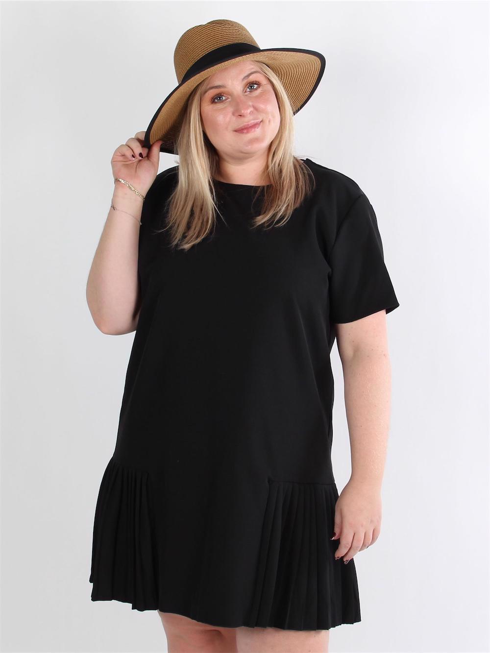 Adilena - Armégrön klänning i en form med volangdetaljer