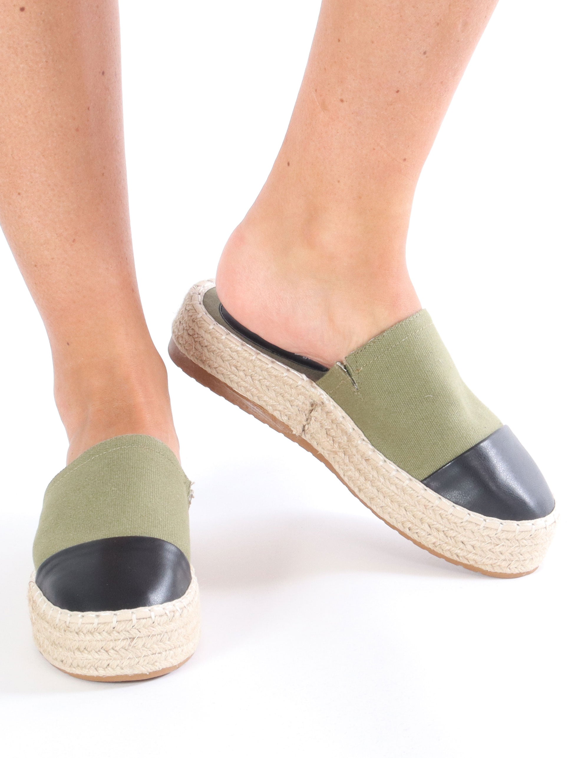 Adilene - Tofflor med läderlook och flätad sula