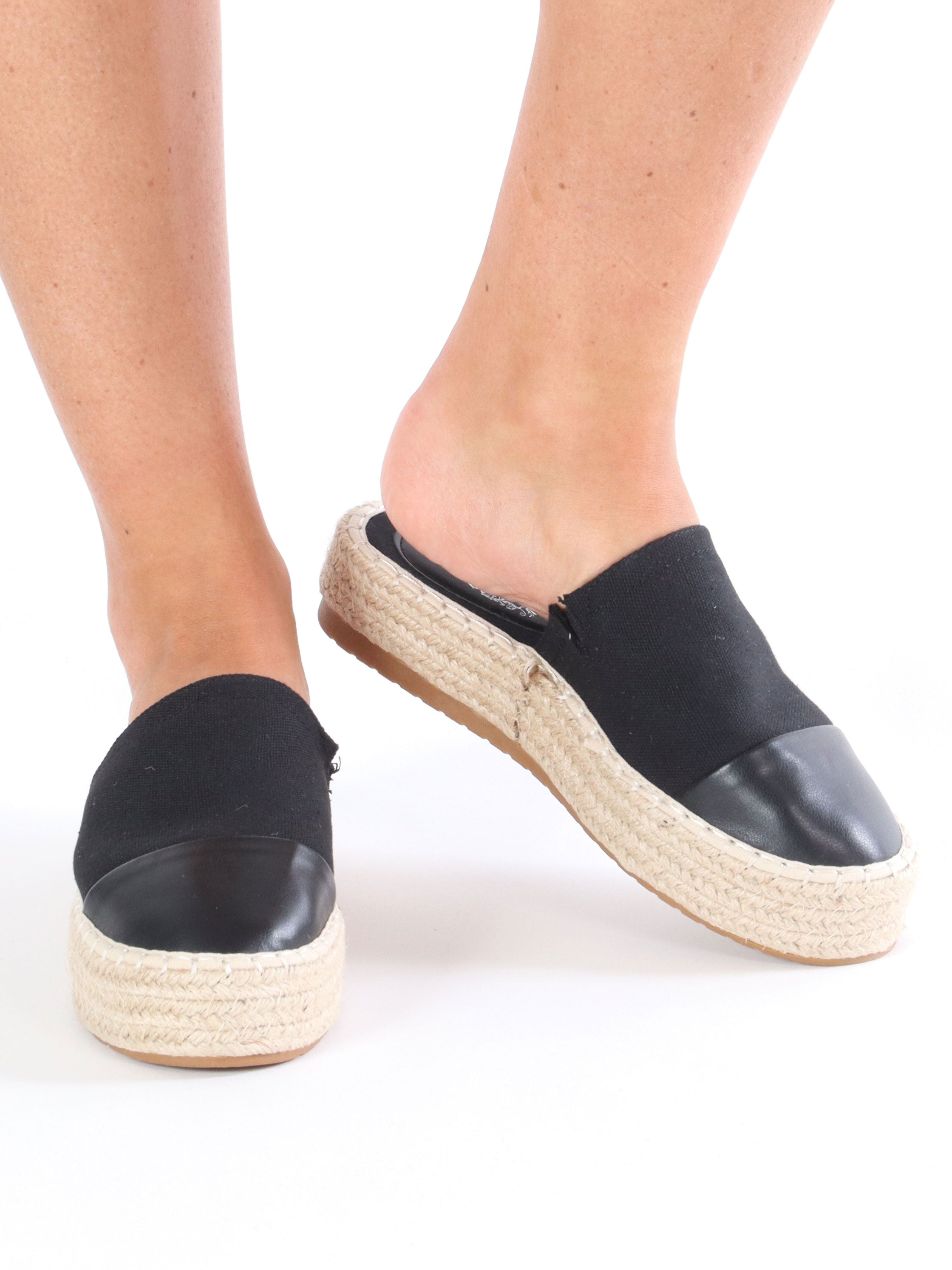 Adilene - Tofflor med läderlook och flätad sula