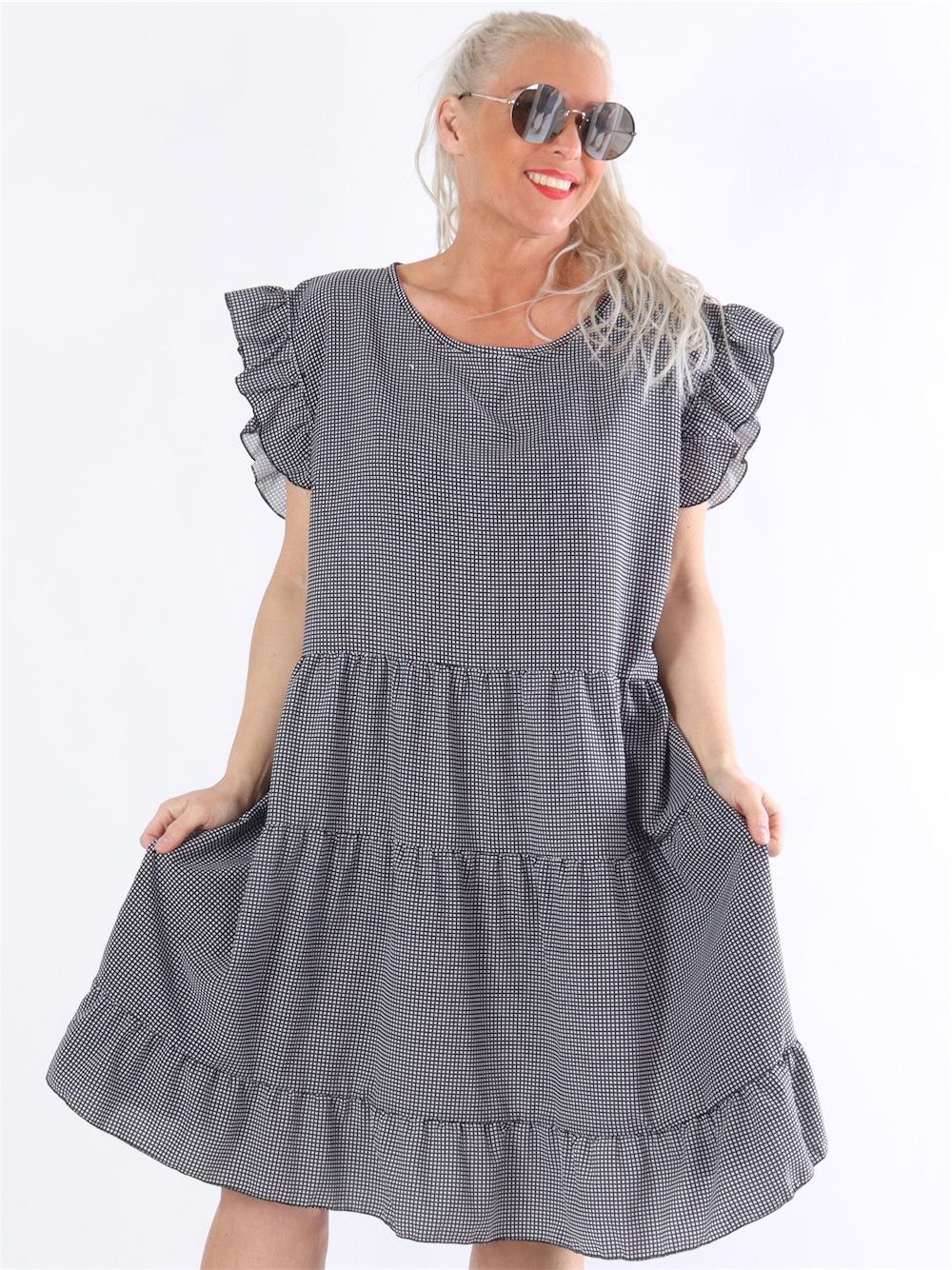 Adora - Beige och vit rutig klänning med volanger