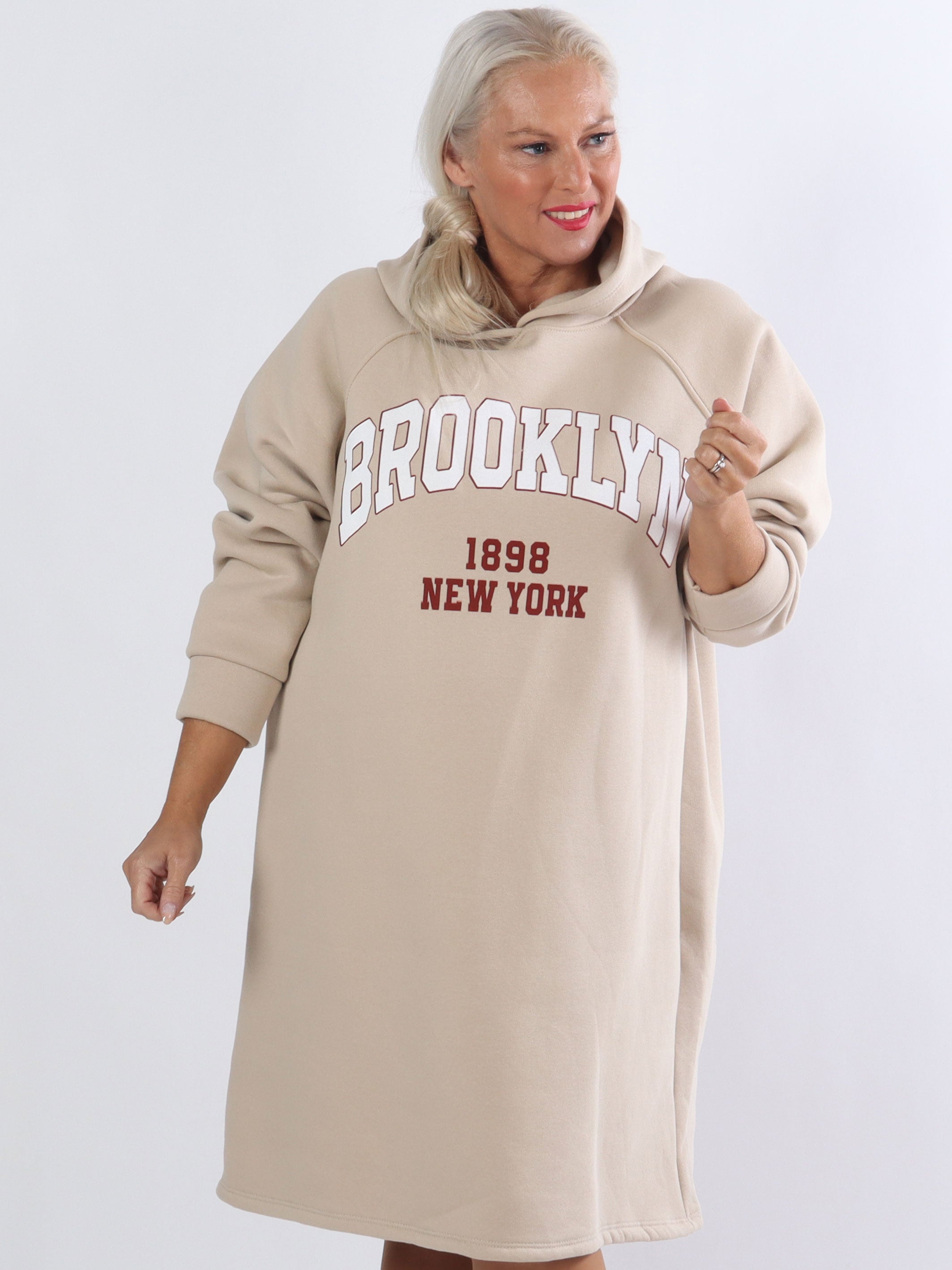 Adrianna - Plus size hoodie klänning med text framtill