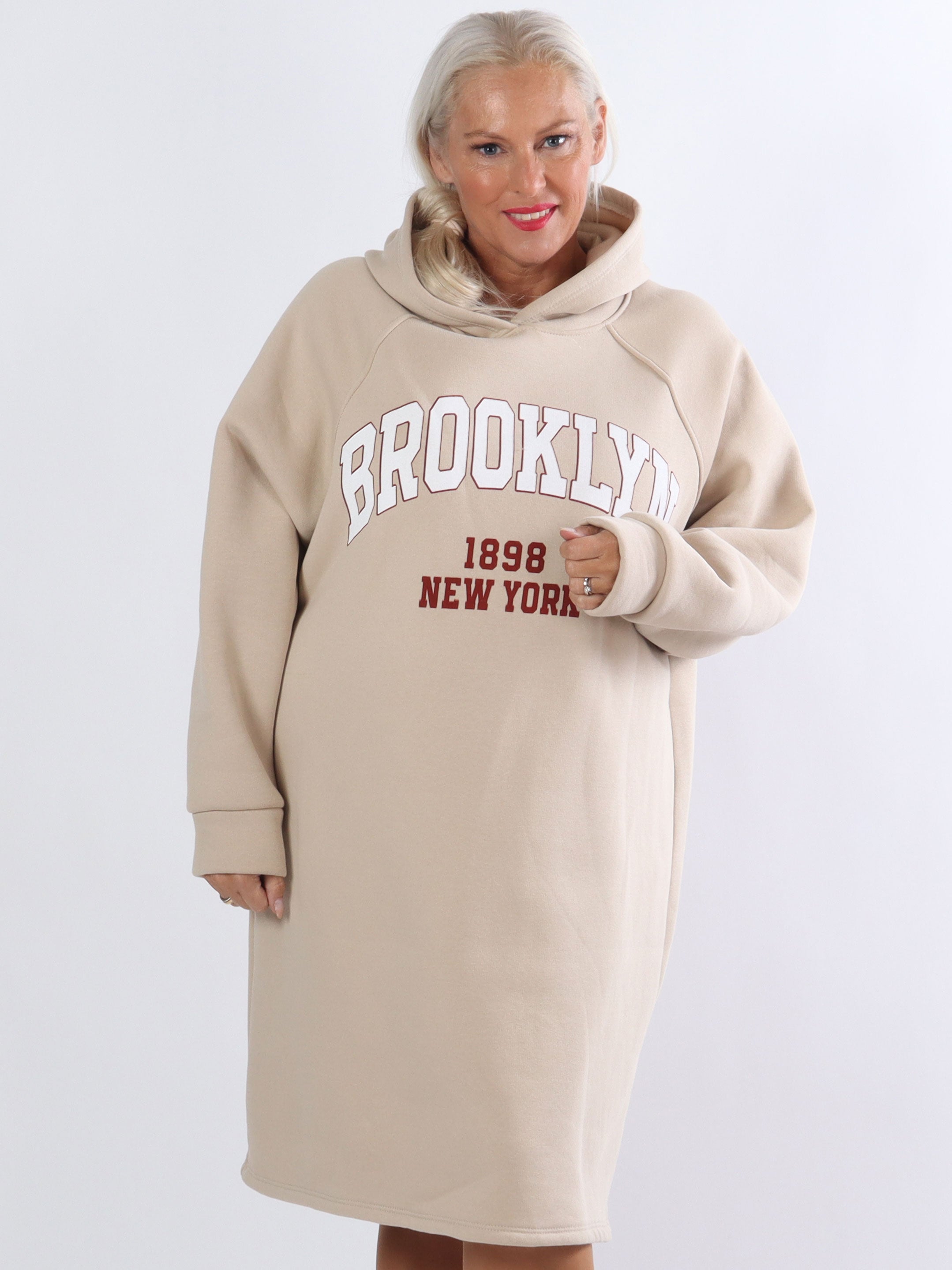 Adrianna - Plus size hoodie klänning med text framtill