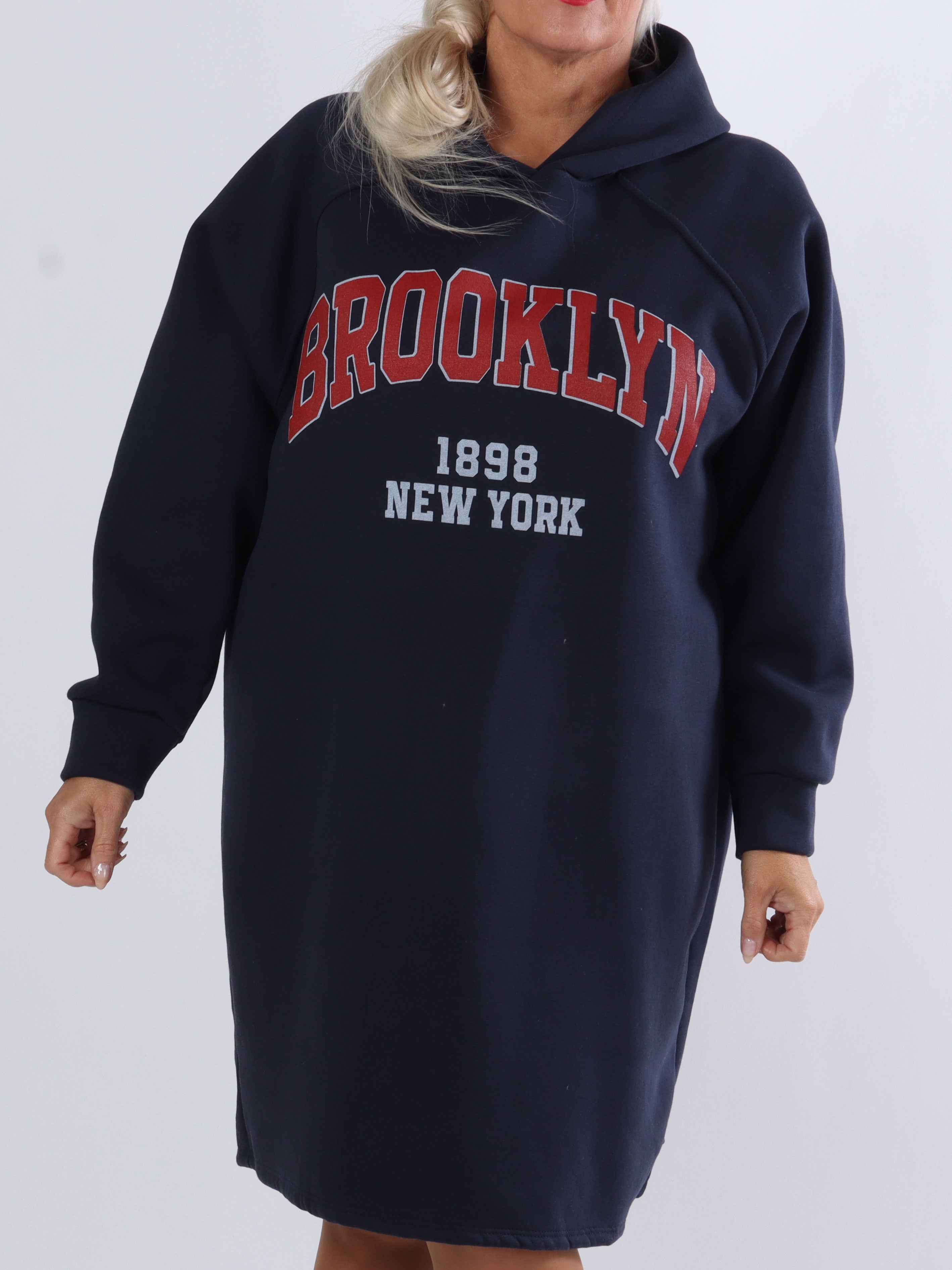 Adrianna - Plus size hoodie klänning med text framtill
