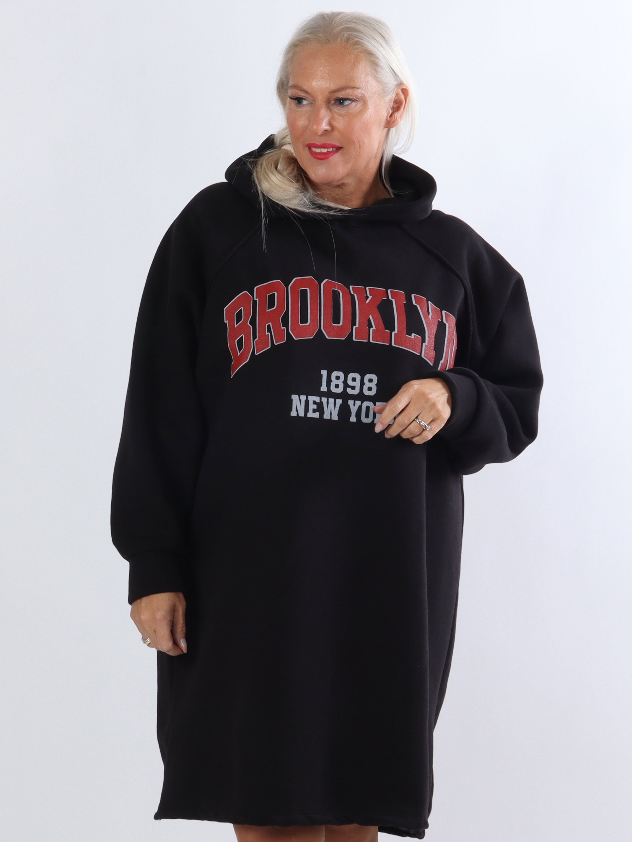 Adrianna - Plus size hoodie klänning med text framtill