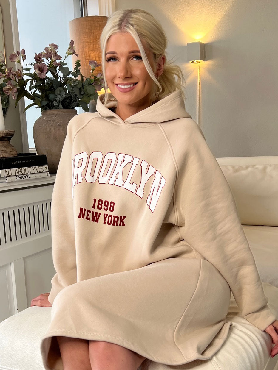 Adrianna - Hoodie klänning med text framtill