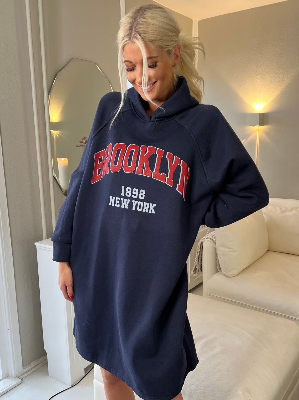 Adrianna - Hoodie klänning med text framtill