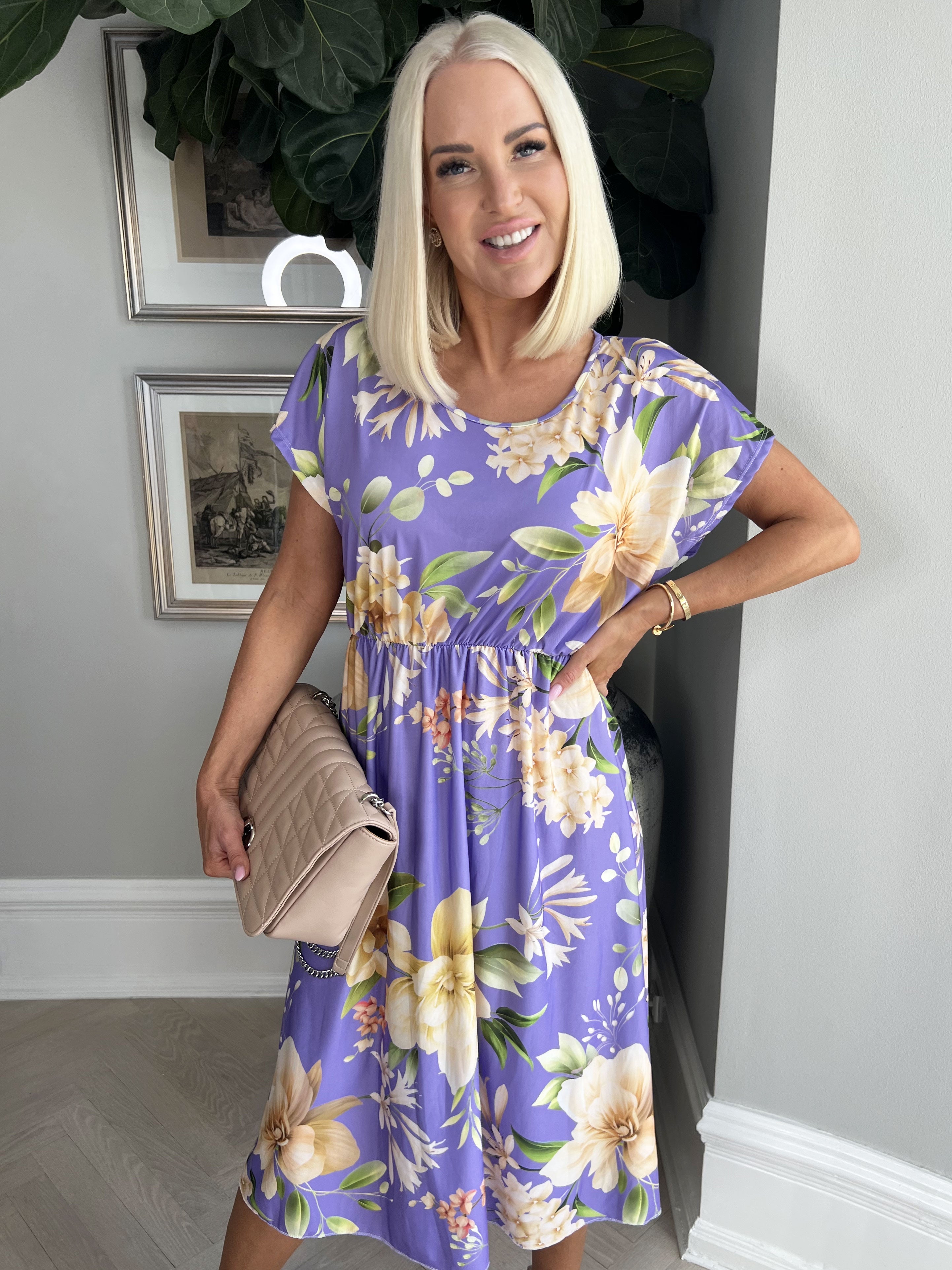 Aija - Söt blommig klänning med elastisk midja - Purple