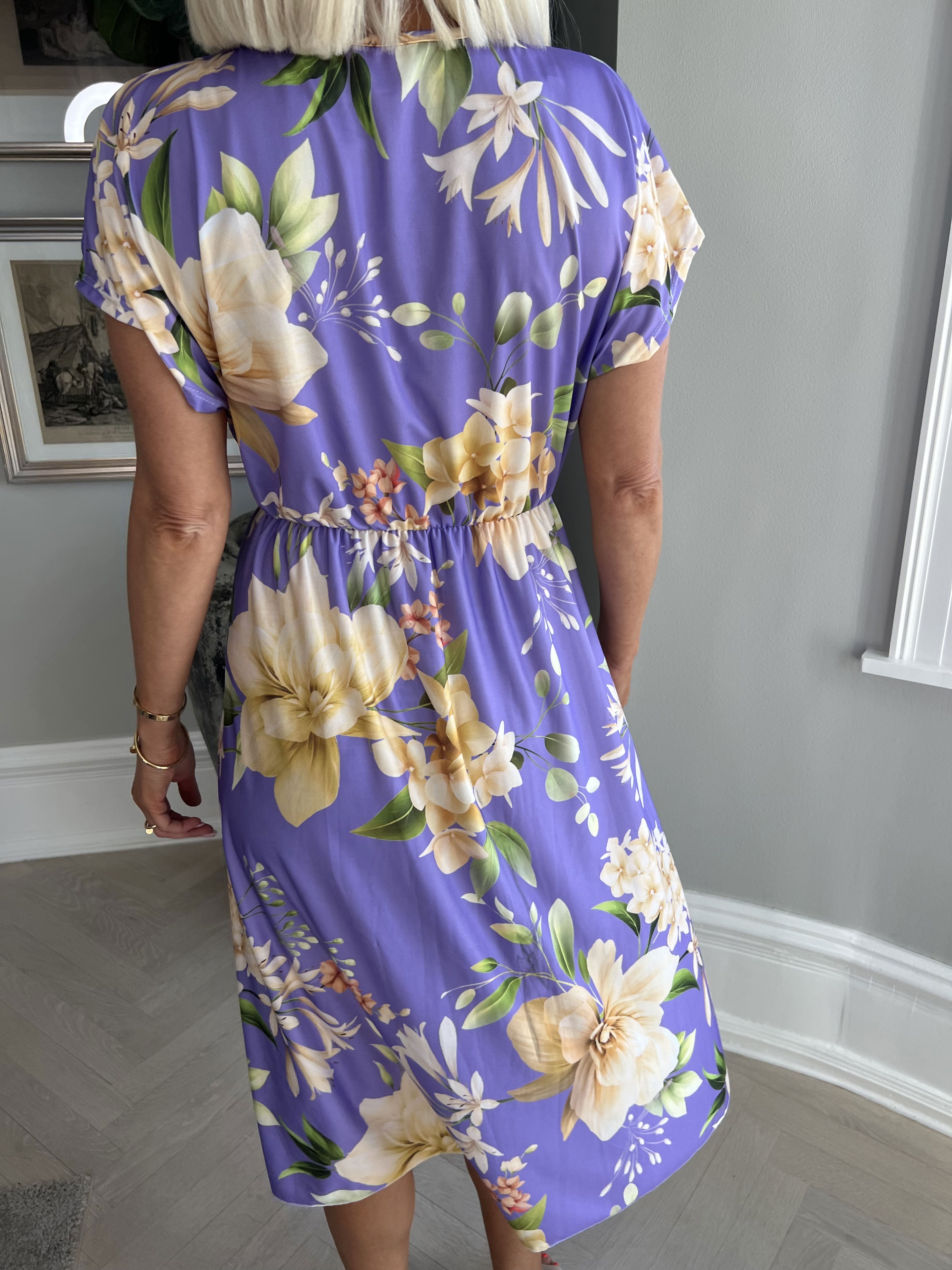 Aija - Söt blommig klänning med elastisk midja - Black