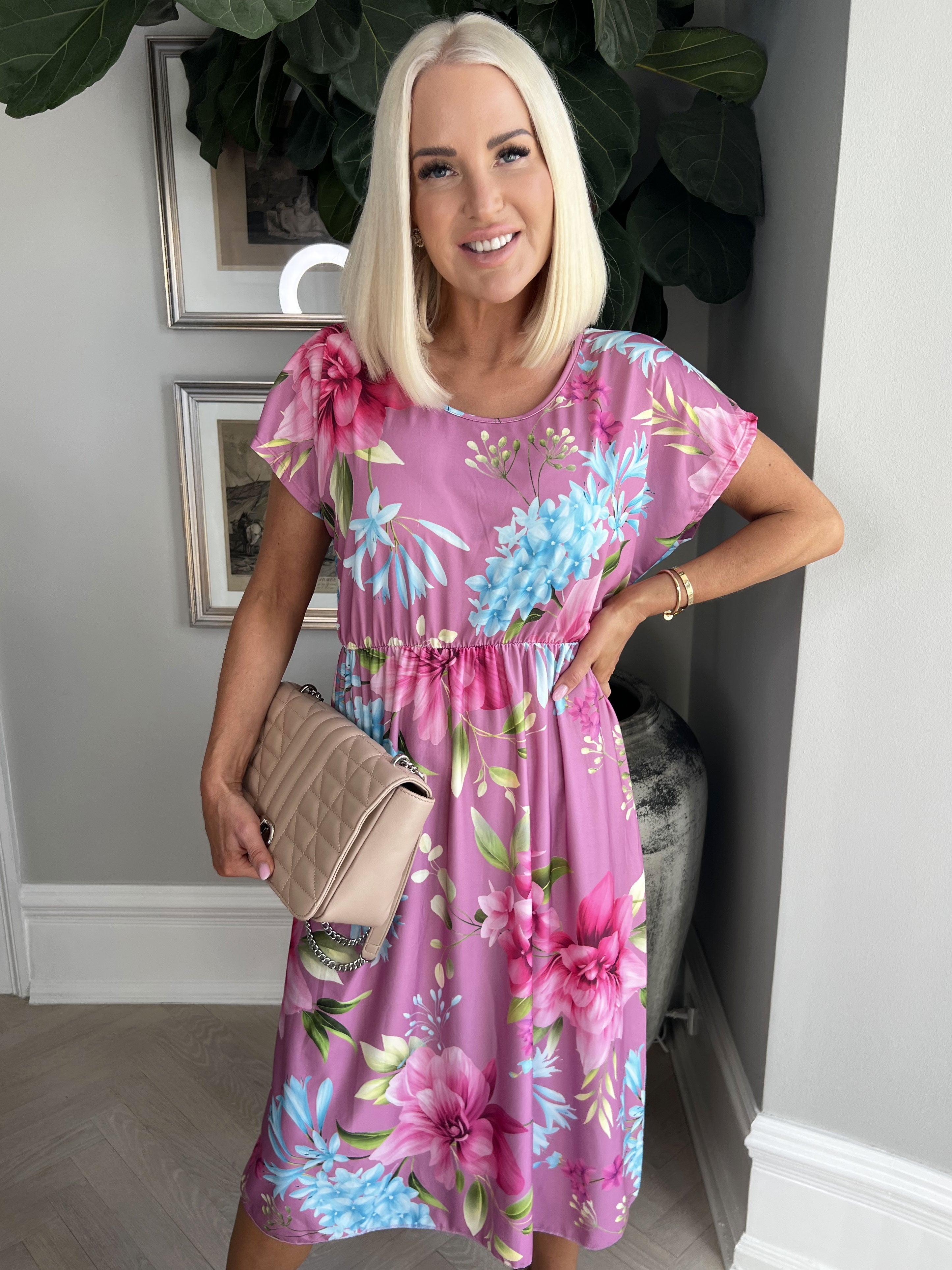 Aija - Söt blommig klänning med elastisk midja