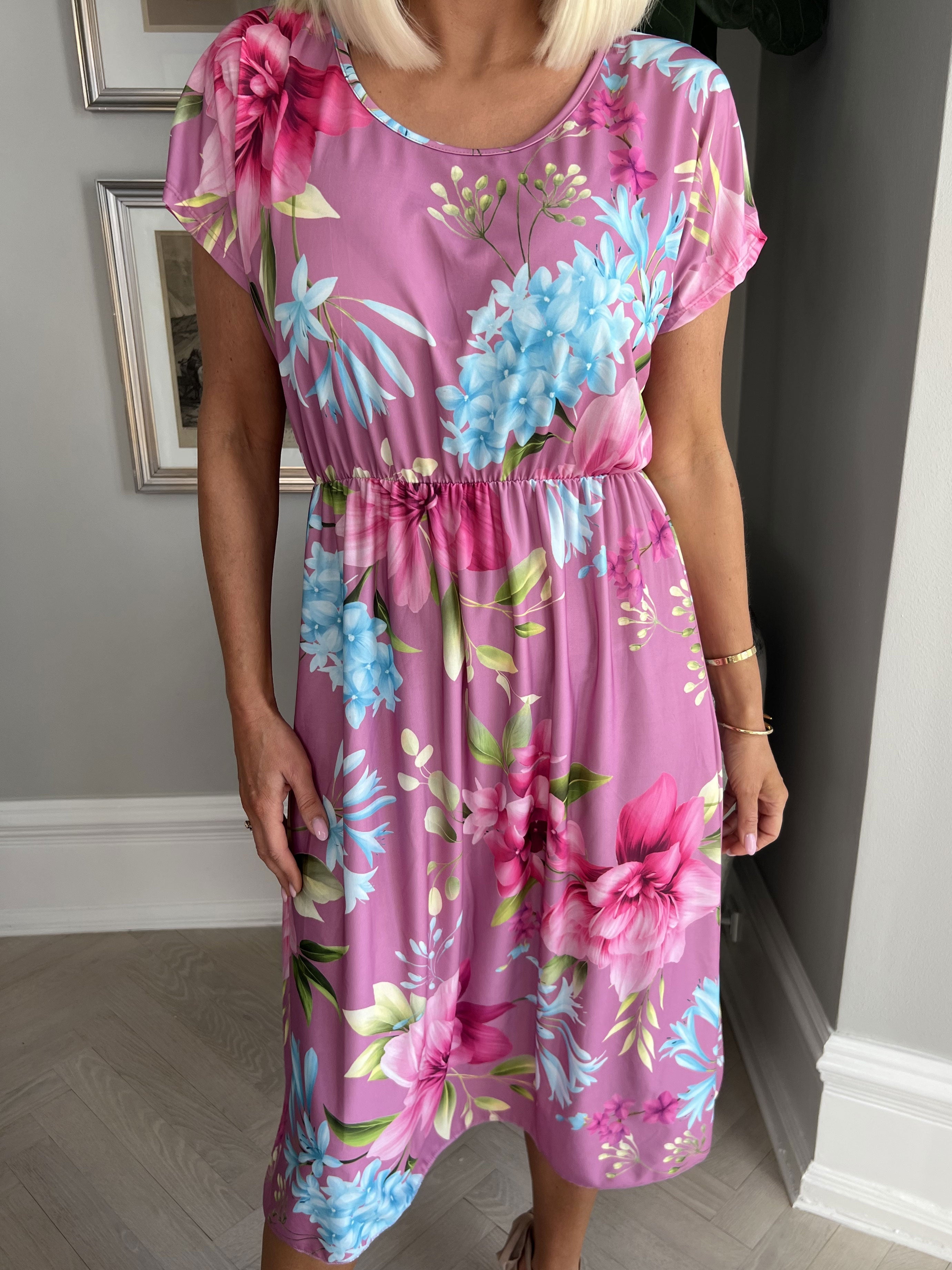 Aija - Söt blommig klänning med elastisk midja