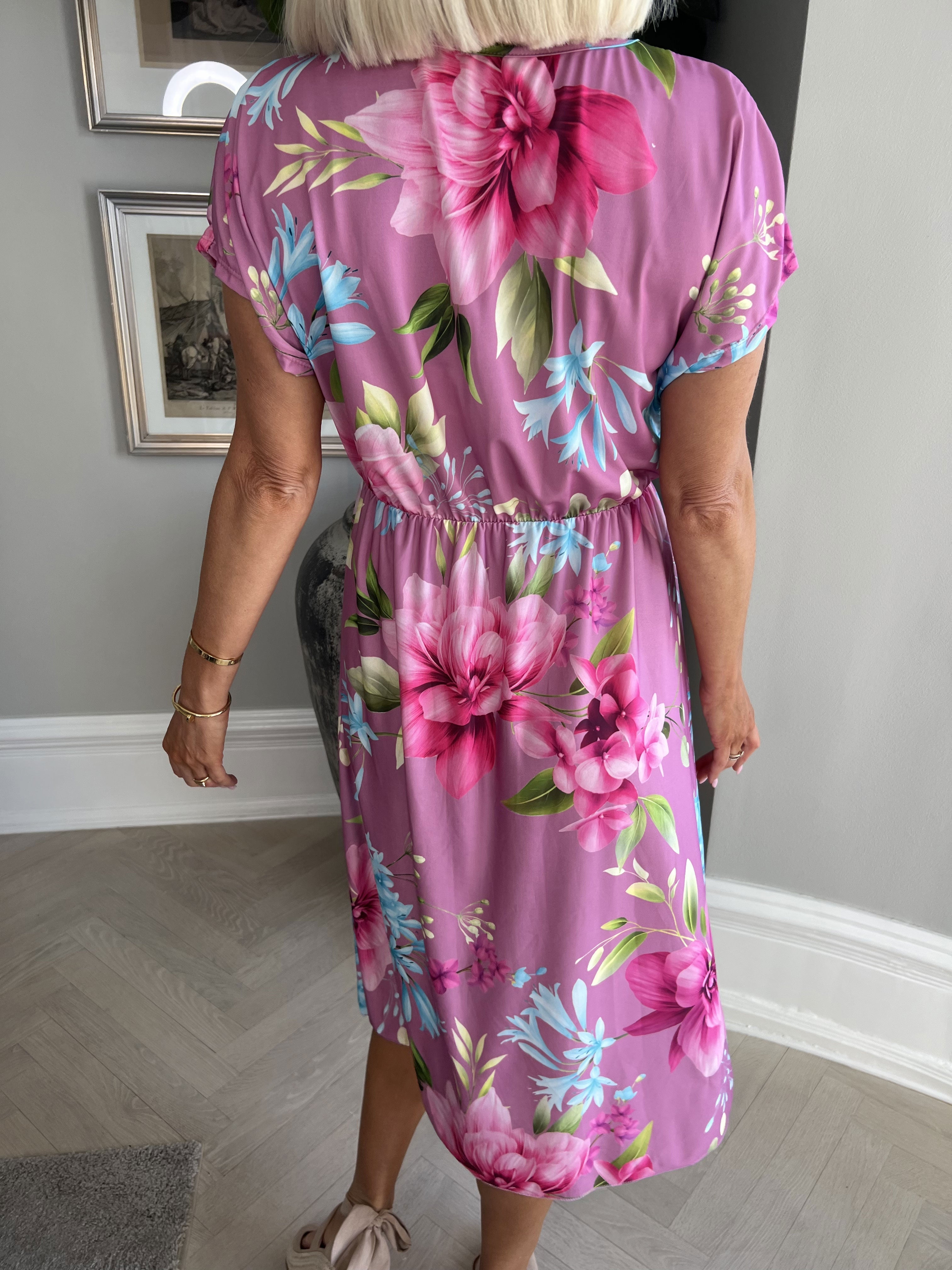 Aija - Söt blommig klänning med elastisk midja