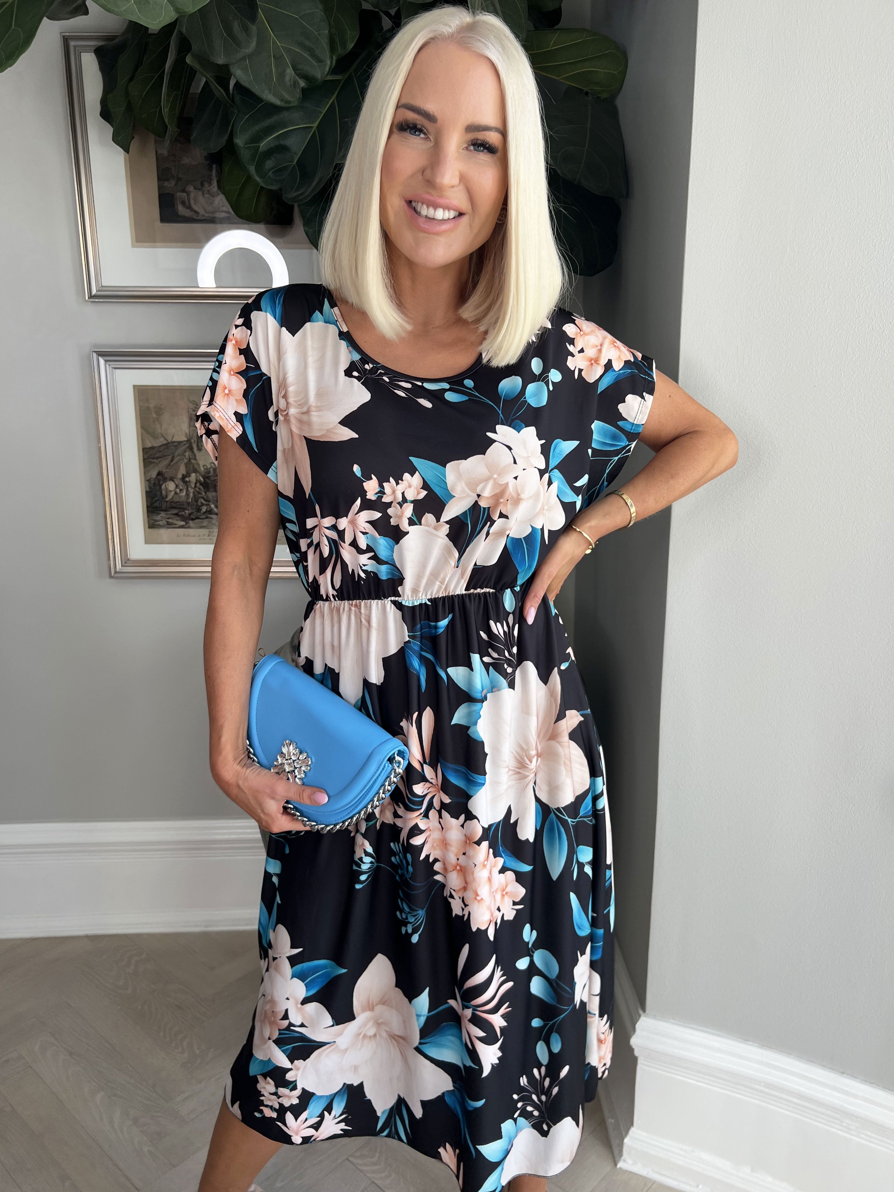 Aija - Söt blommig klänning med elastisk midja