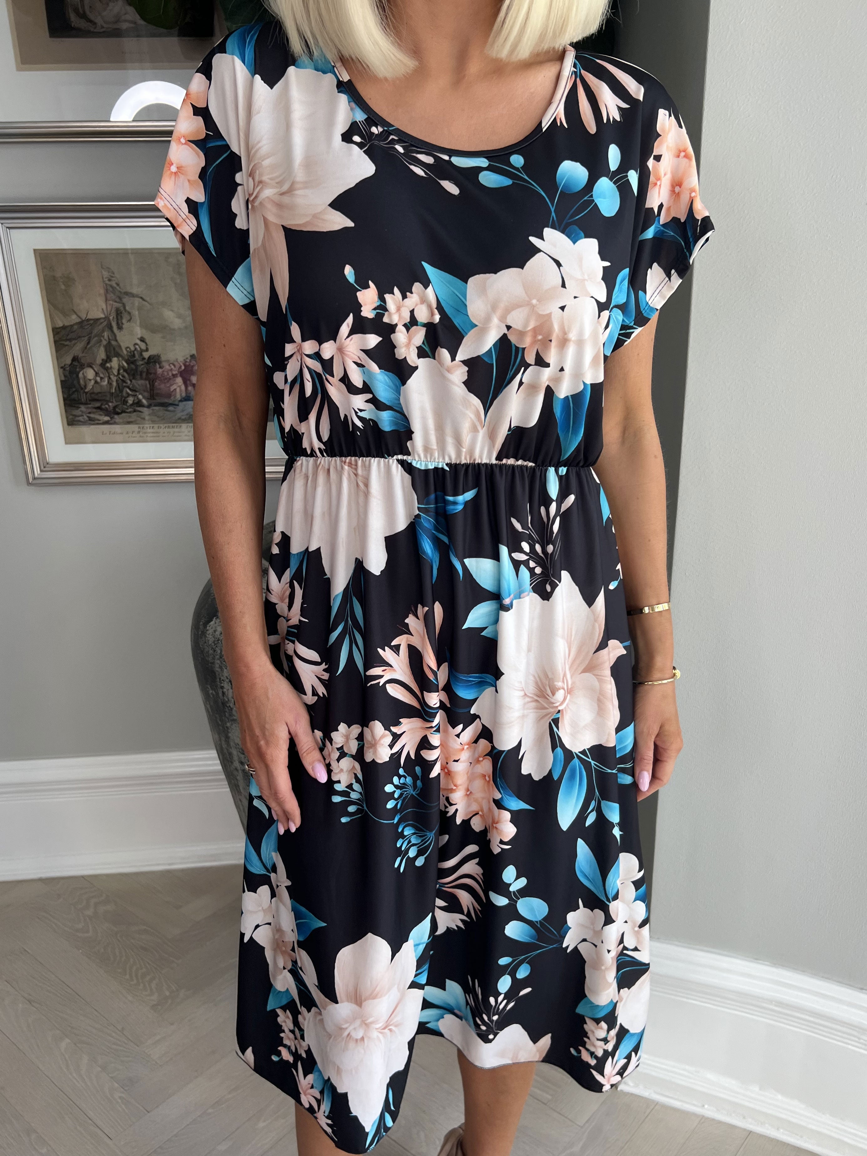 Aija - Söt blommig klänning med elastisk midja