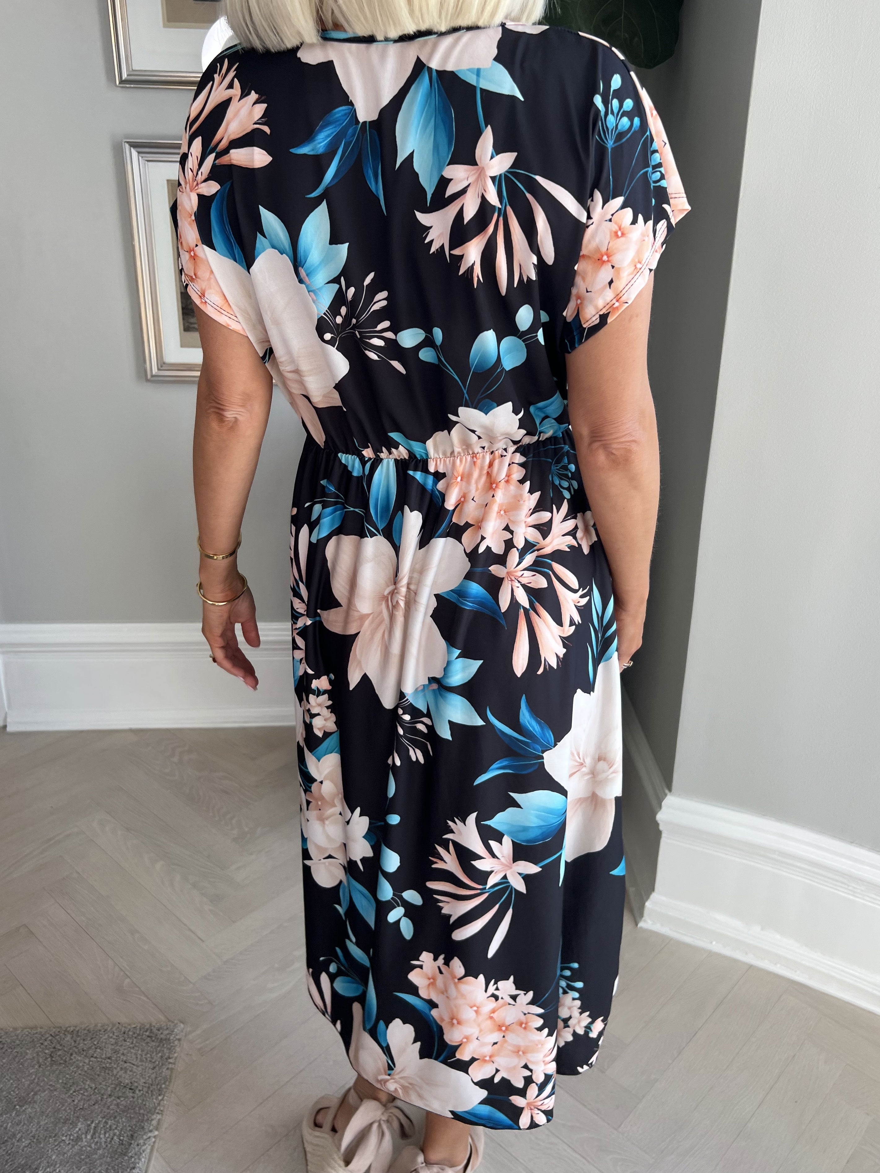 Aija - Söt blommig klänning med elastisk midja