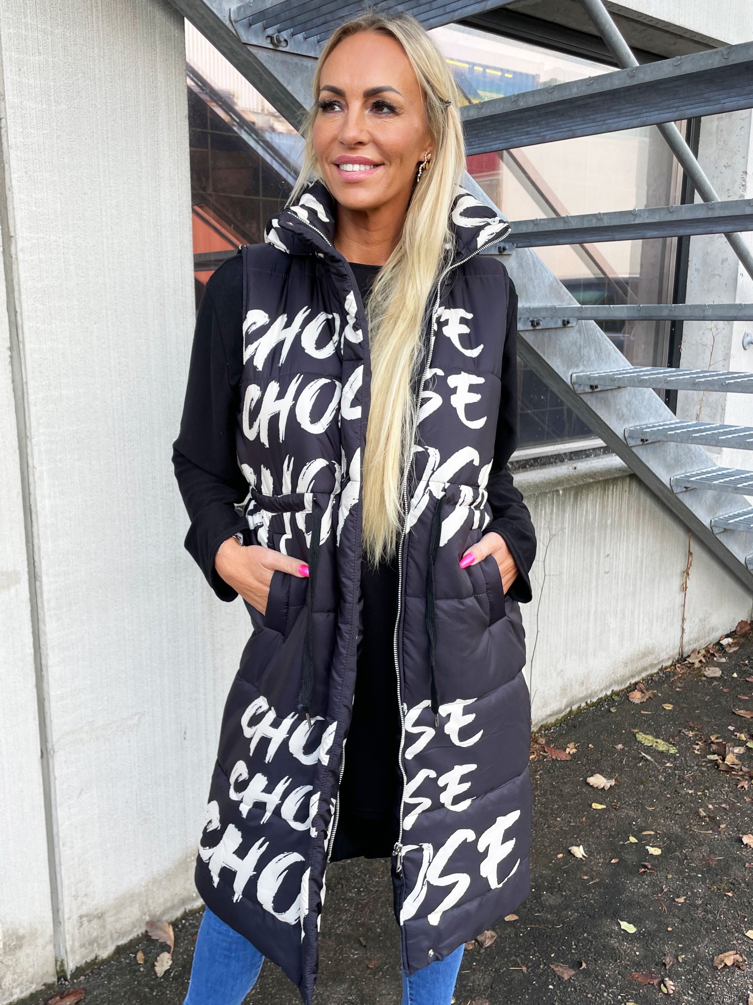 Aisha - Cool väst med skrift - Black