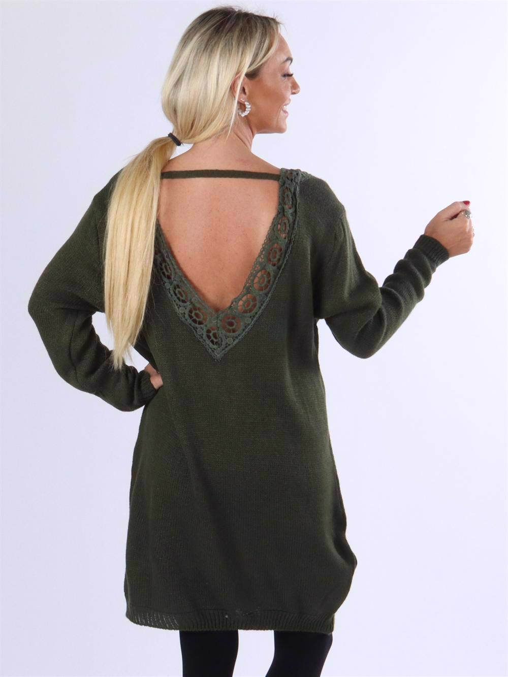 Ajla - Stickad klänning med öppen rygg med broderier