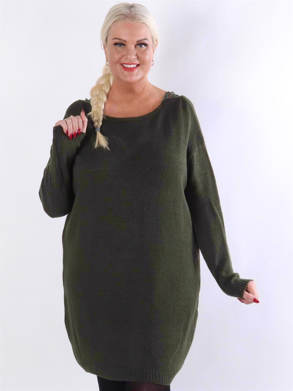 Ajla - Stickad klänning med öppen rygg med broderier